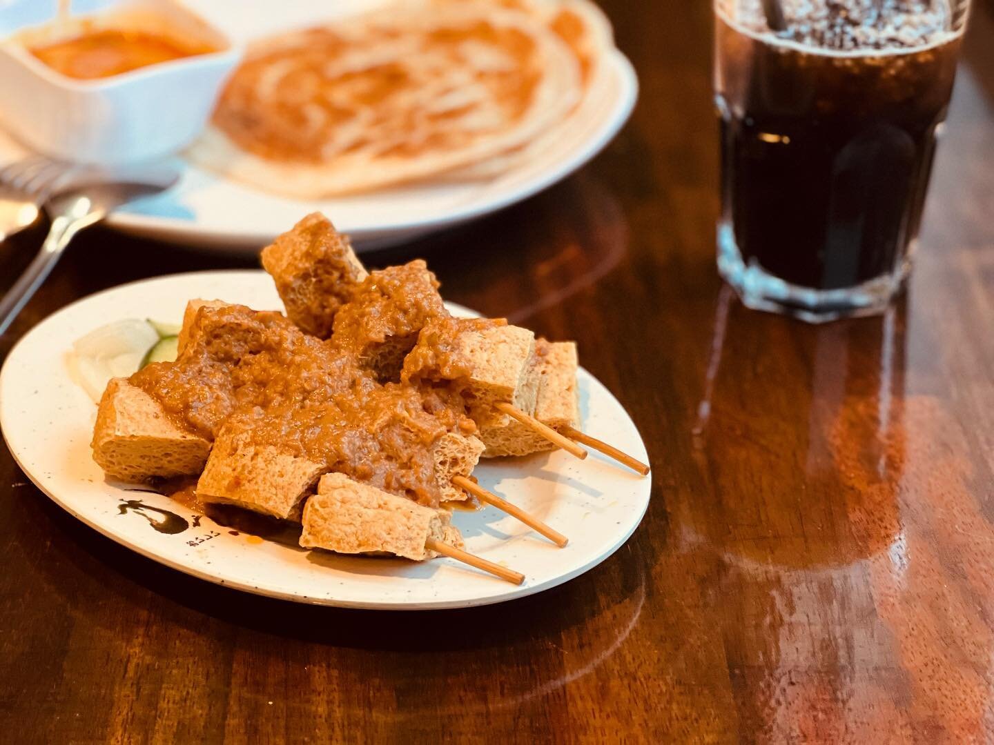 Satay beancurd 🌱
Veggie and vegan friendly 🌱
Crunchy tofu covered in our delicious homemade satay sauce. (76 on the menu)