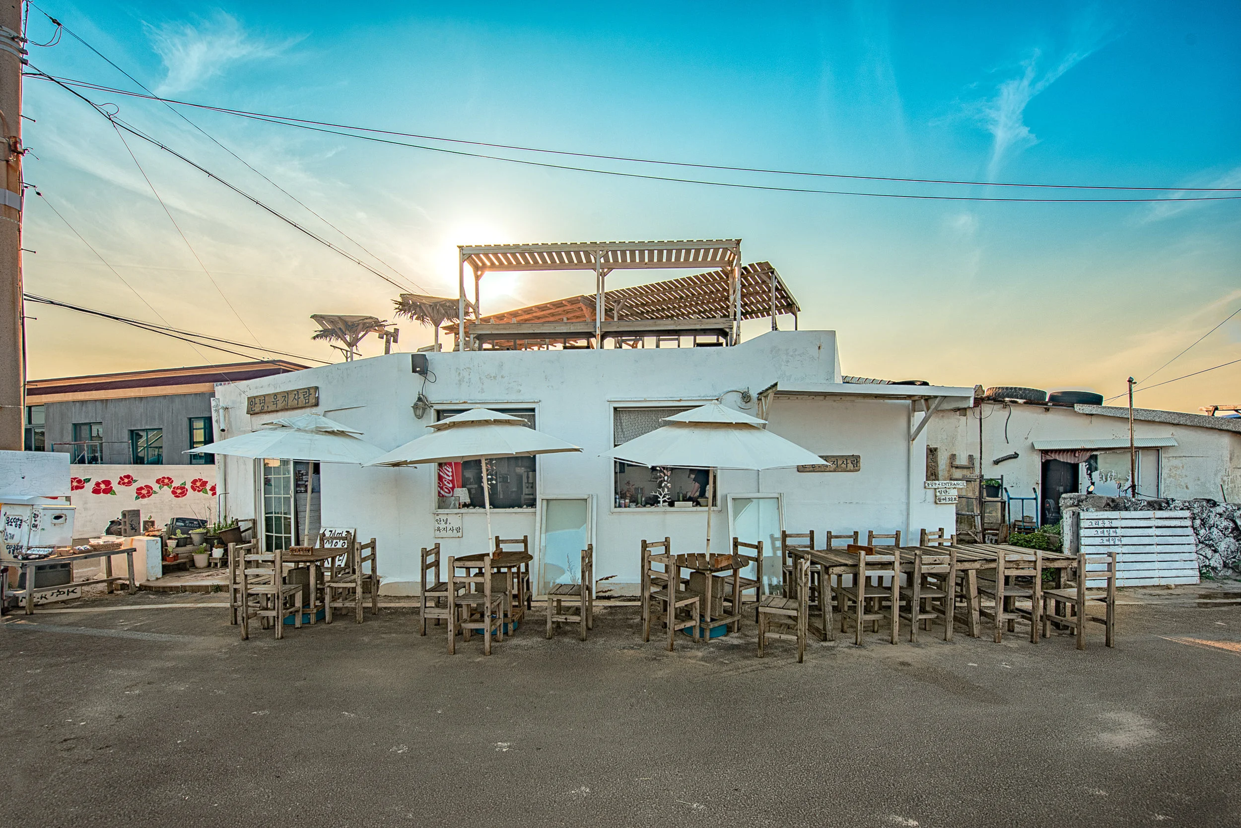 My friend Yoon’s beach front cafe, 2019 (안녕 육지 사람, Hello Land People)