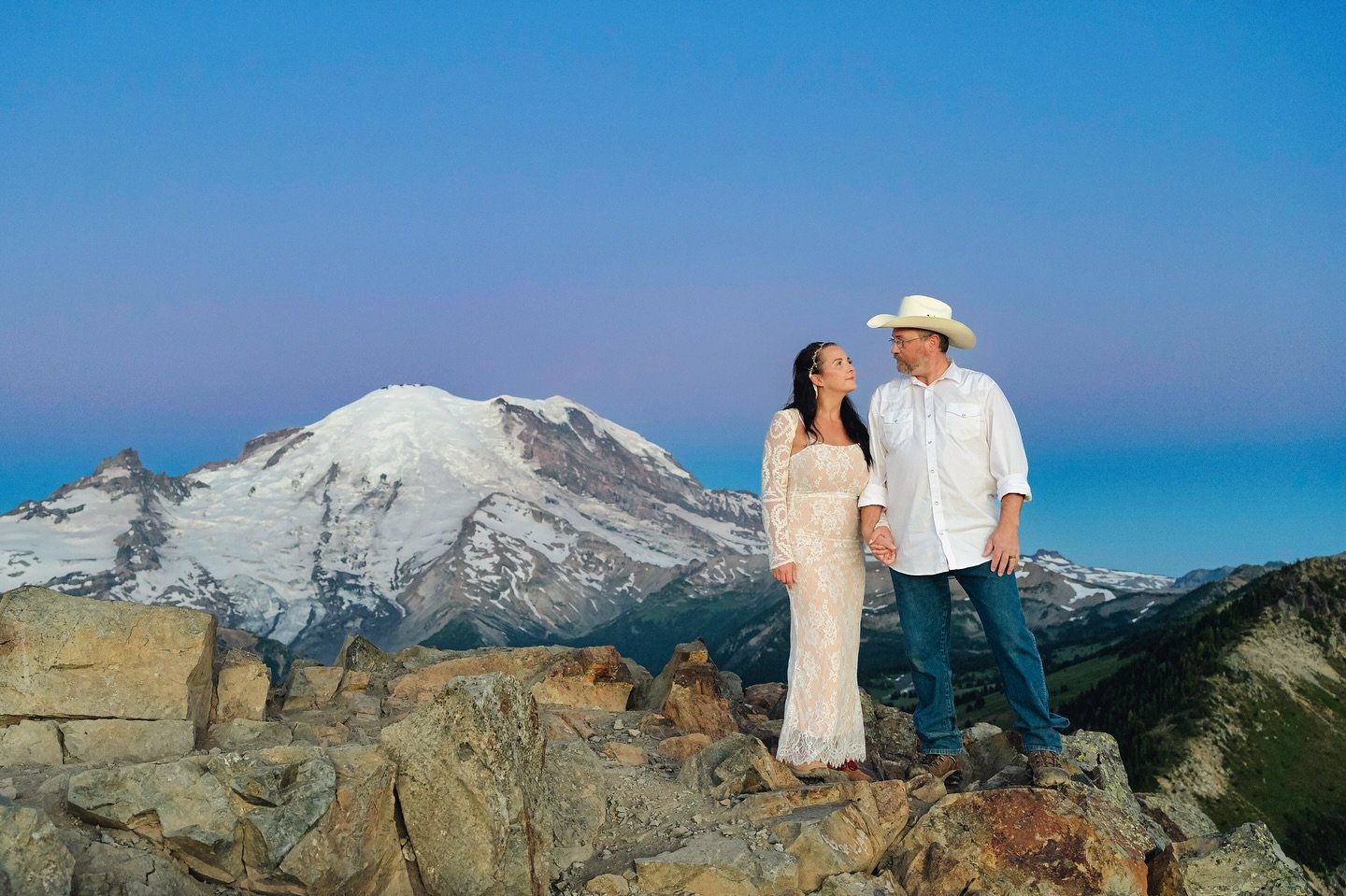 Cannot get enough of these sunrise hikes. This time for post-elopement photos in wedding attire 💯💯