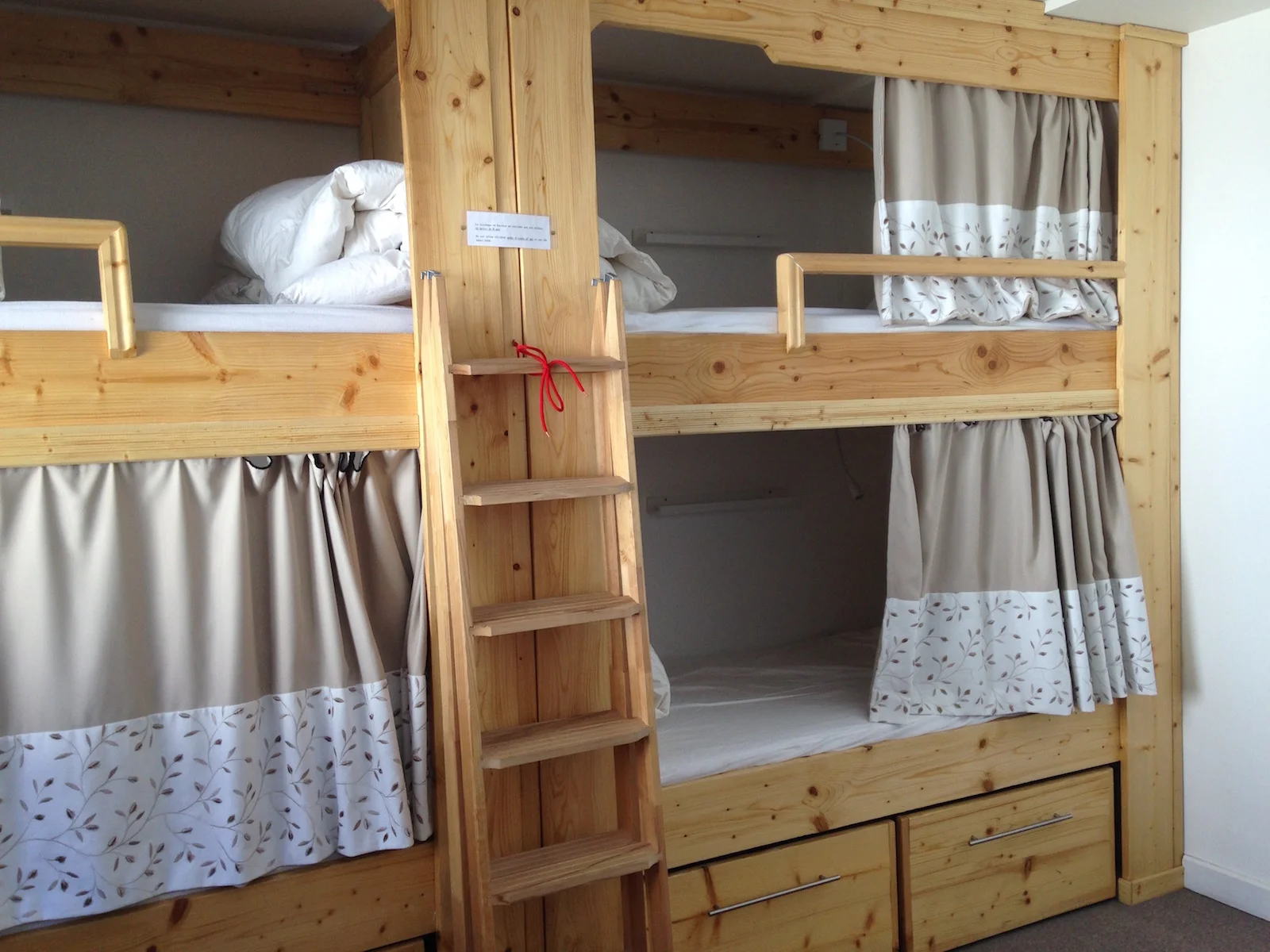 Les lits d’adultes superposés dans la grande chambre de 15m² sont équipés de sommiers inclinables. Chaque lit dispose de sa lampe, d'une étagère et d’un rideau qui confèrent à chaque occupant une certaine indépendance.