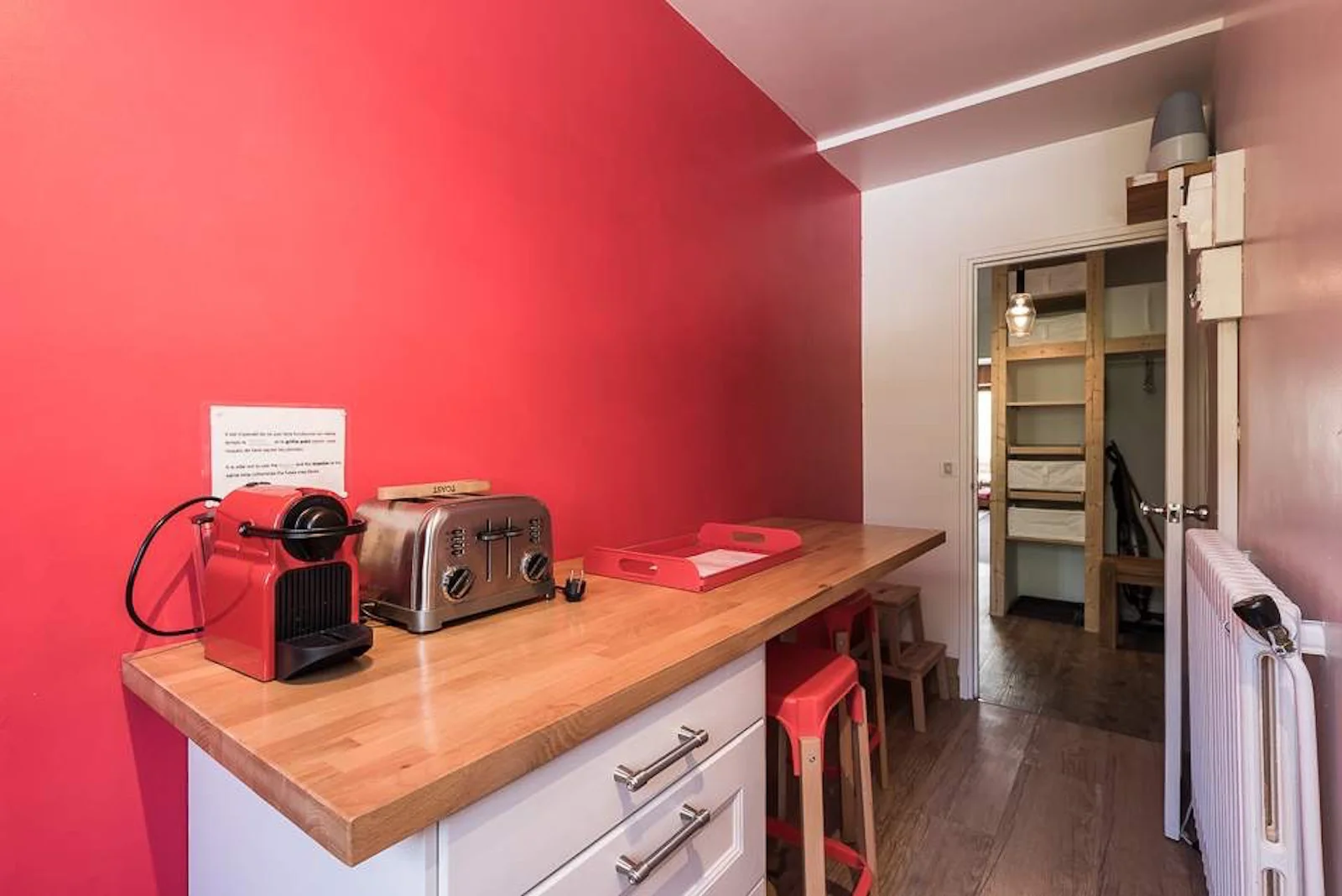 Vous pouvez vous procurer des capsules de café compatibles avec notre machine Nespresso chez le torréfacteur au pied de l’immeuble.
