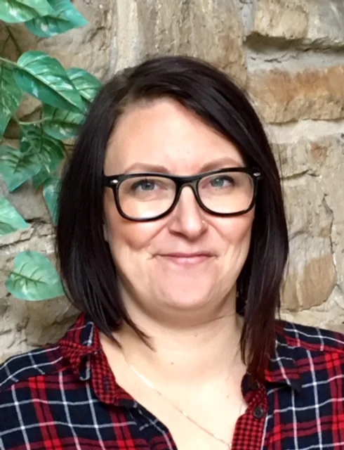 As a clinical social worker, I provide psychosocial assessment and therapy services for a wide variety of concerns, including but not limited to/ En tant que travailleuse sociale, j’offre des services d’évaluation psychosociale et des interventions thérapeutiques pour une variété de problématiques, y compris mais ne se limitant pas à : - Adjustement difficulties/ Difficultés d’adaptation - Anxiety/ Anxieté - Depression/ Depression - Emotion régulation (eg. : anger)/ Difficultés de régulation des émotions (ex. : colère) - Parenting support and strategies/ Soutien et stratégies parentales - Relationship difficulties (including, family conflict)/ Difficultés relationnelles (y compris les difficultés familiales) - School or work difficulties/ Difficultés scolaires ou au travail - Self-Harm/ Automutilation - Stress management/ Gestion du stress - Trauma/post-traumatic disorder/ Trauma & stress post-traumatique