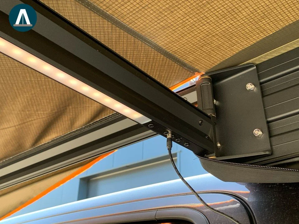 Close-up van een auto met een afdak en een LED-lichtelement bevestigd aan de afdekking.