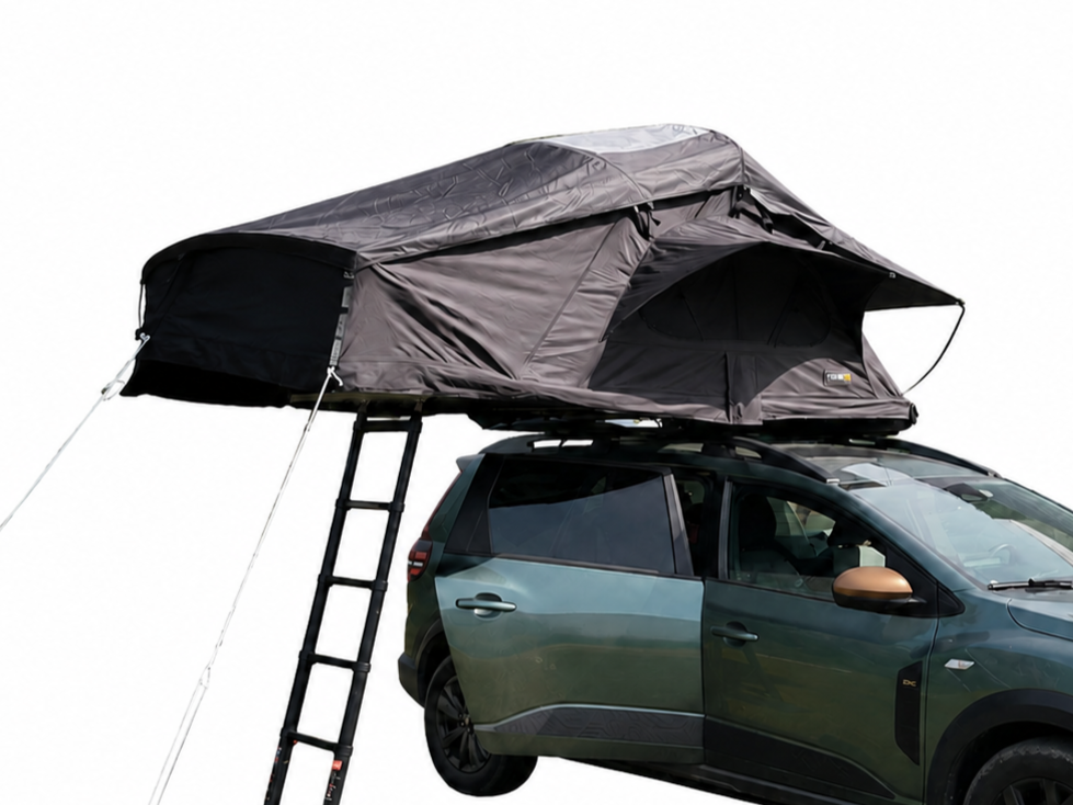 Une voiture équipée d'une tente de toit déployée pour faire du camping.