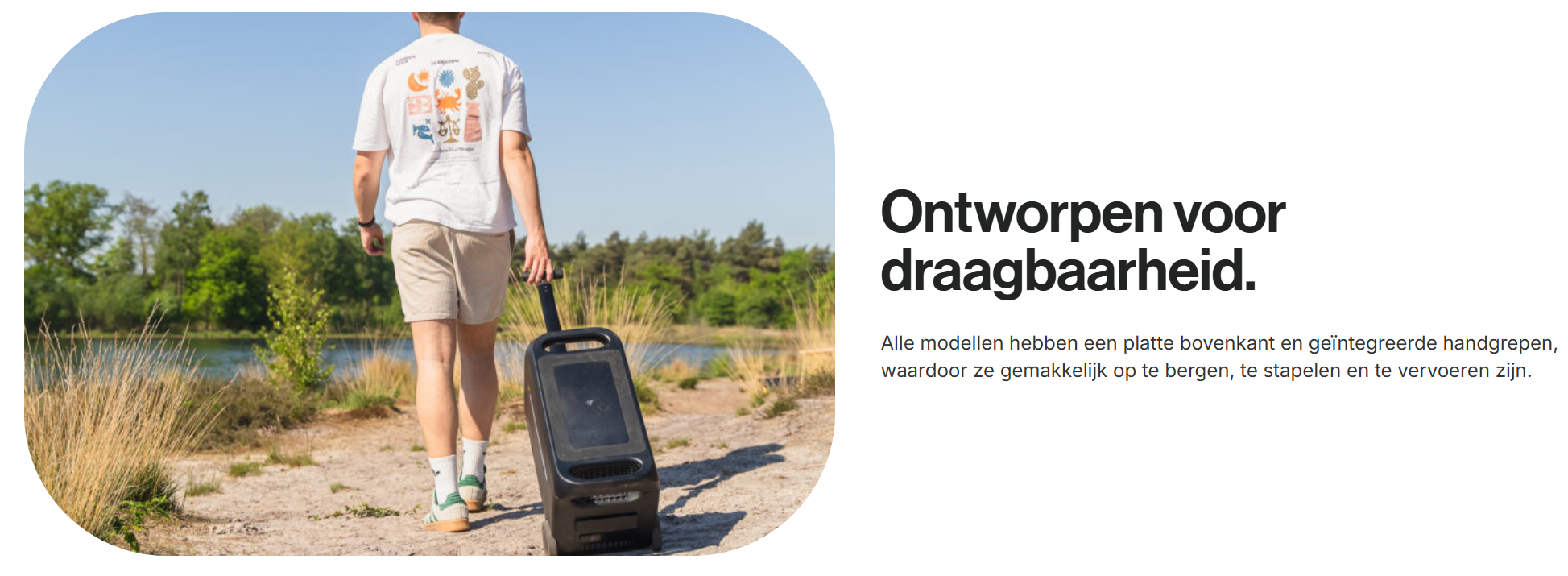 Man wandelt op een pad bij een meer met een geleidewagen met een plat bovenkant en geïntegreerde handgrepen.