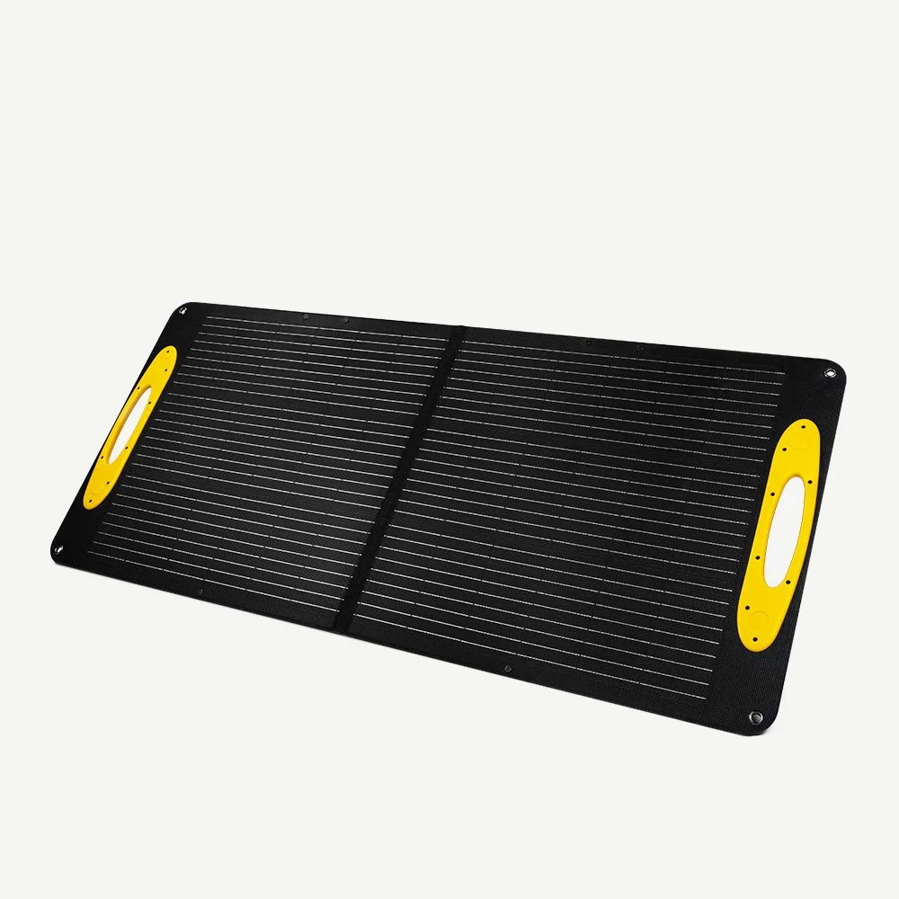Een zonnelader met een rechthoekige vorm en gele handgrepen, ontworpen om zonne-energie om te zetten in elektriciteit.