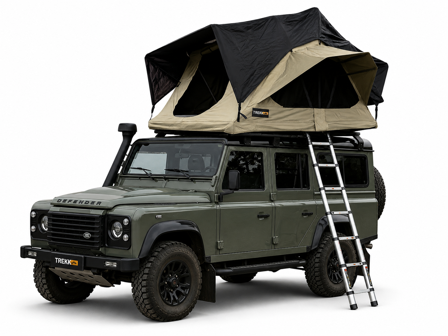 Land Rover Defender vert équipé d'une tente de toit et d'une échelle télescopique, sur fond blanc.