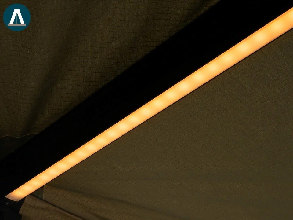 Close-up van een langwerpige, gele LED-verlichting die is bevestigd aan een plafond met een zwarte rand.