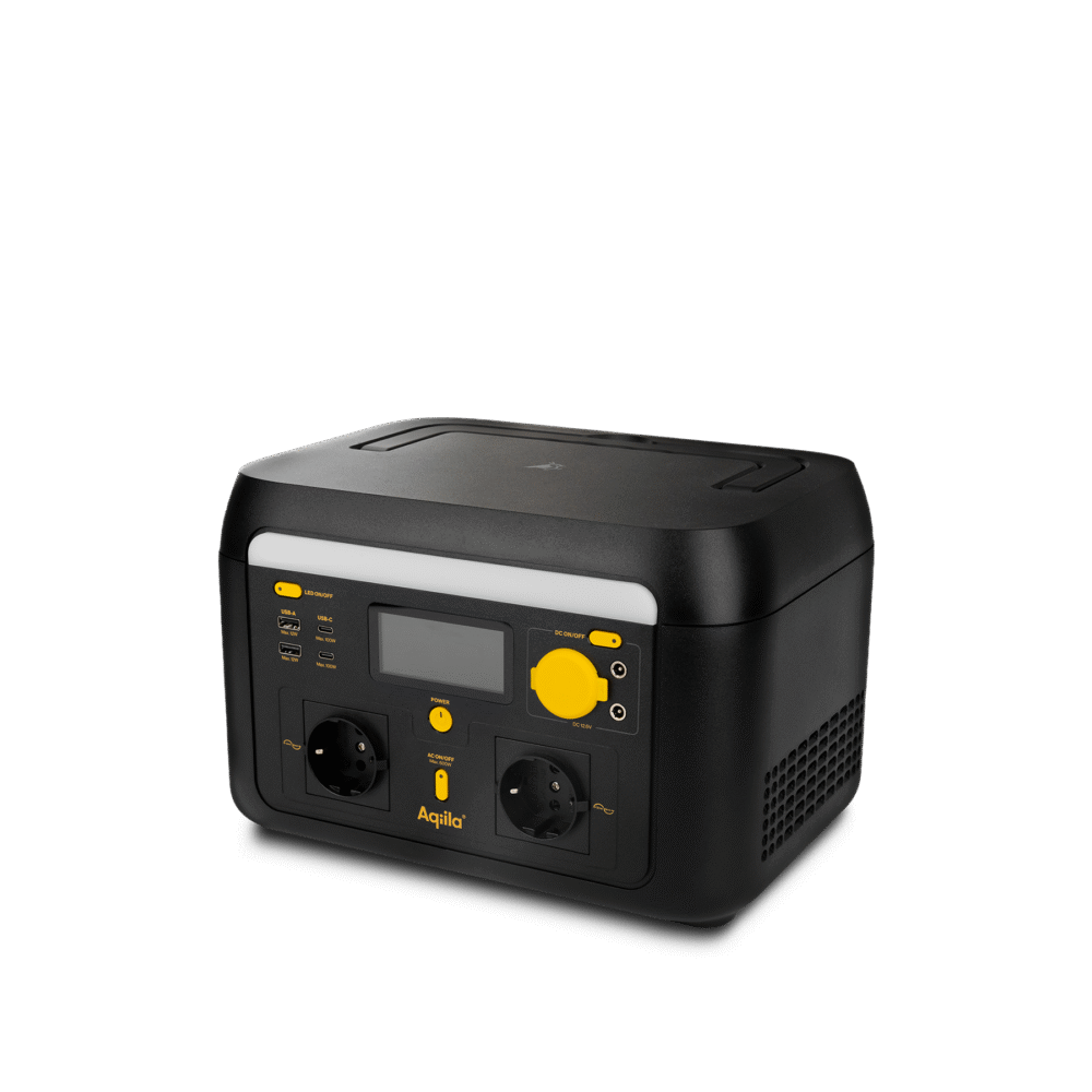 Een zwarte generator met een LCD-scherm, meerdere USB-poorten, en stopcontacten, merknaam Aqila.