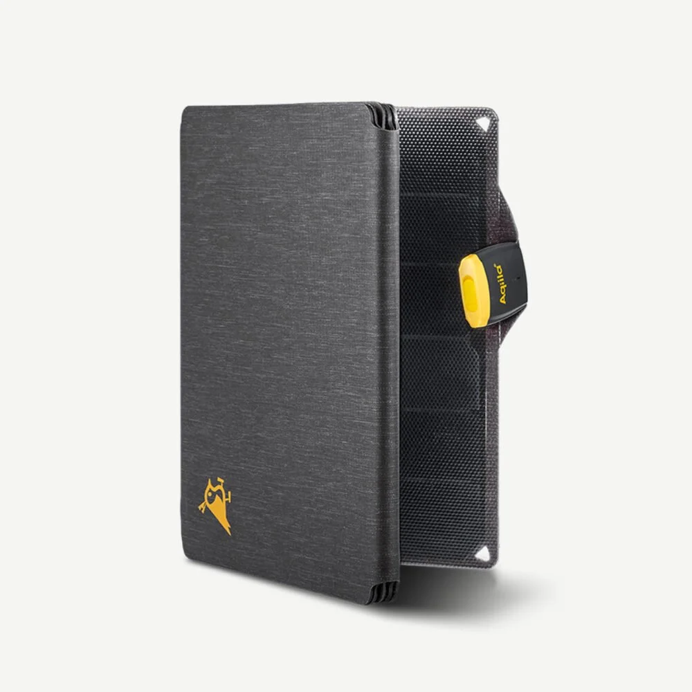 Een rugged zwarte tas met een geel beveiligingsslot en een logo van een jager. De tas is open en bevat een apparaat of document.