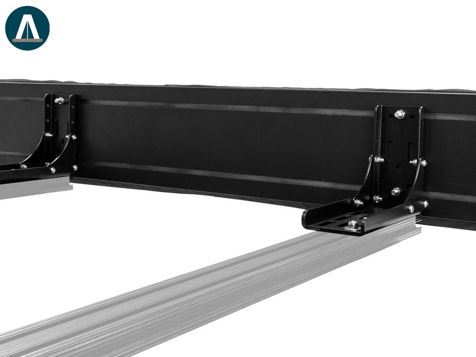 Close-up van een zwart metalen bevestiging met metalen rails en schroeven, mogelijk onderdeel van een bevestigingssysteem.