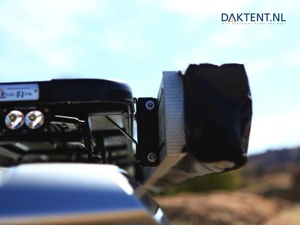 Close-up van een dakenorthals met een dakinnovatiesysteem, bevestigd op een dak, met een blauw hemel op de achtergrond.
