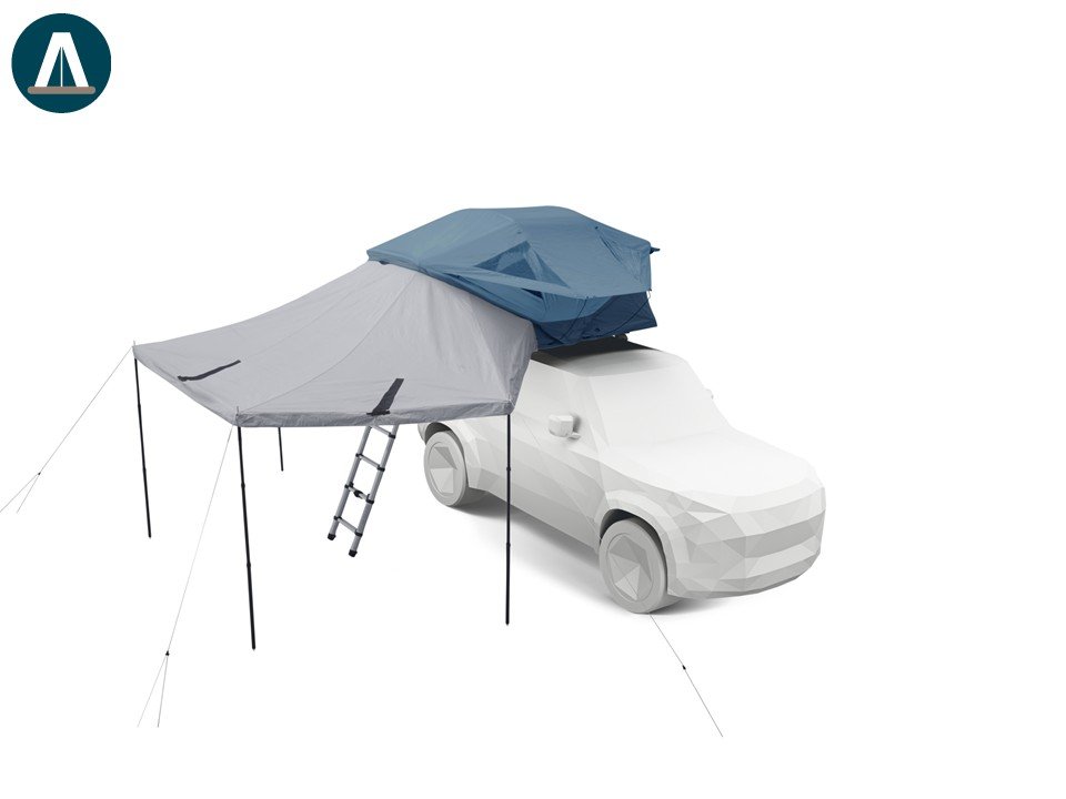 Een witte auto met een daktent en een luifel, klaar voor kamperen.