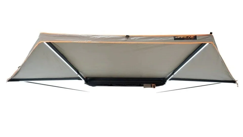 Een campingluxe bed of hangmat met een kunststof afwerking, bevestigd aan een frame met spanbanden.