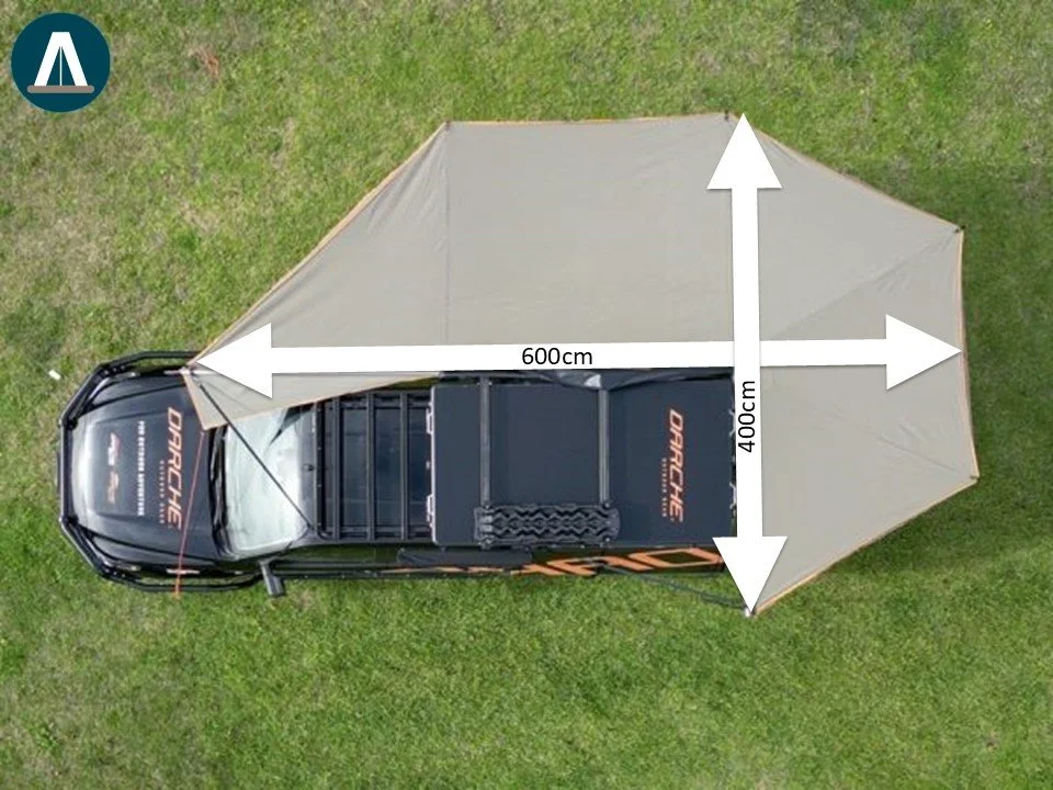 Bovenaanzicht van een zwart terreinvoertuig met een geïnstalleerde tent. De tent meet 600 cm breed en 400 cm hoog.