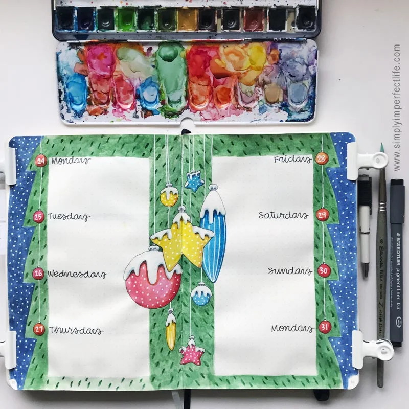Bullet Journal: December 2018 week 4 Christmas ornaments spread by Mariana : www.simplyimperfectlife.com