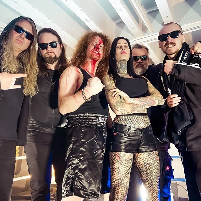 Behind the scenes shots from ou upcoming music video with @pixeleye and @femkefatale ! ⚡️💥🤟🔥⚡️
thanks @motorhead_beer for the Overkill Beer support!🍻🍻🤟
Thanks to @stefanreiter.chorakeegym! 👊🥊🔥
📸 by: @pixeleye .
.
.
#rockers #filmaking #heav