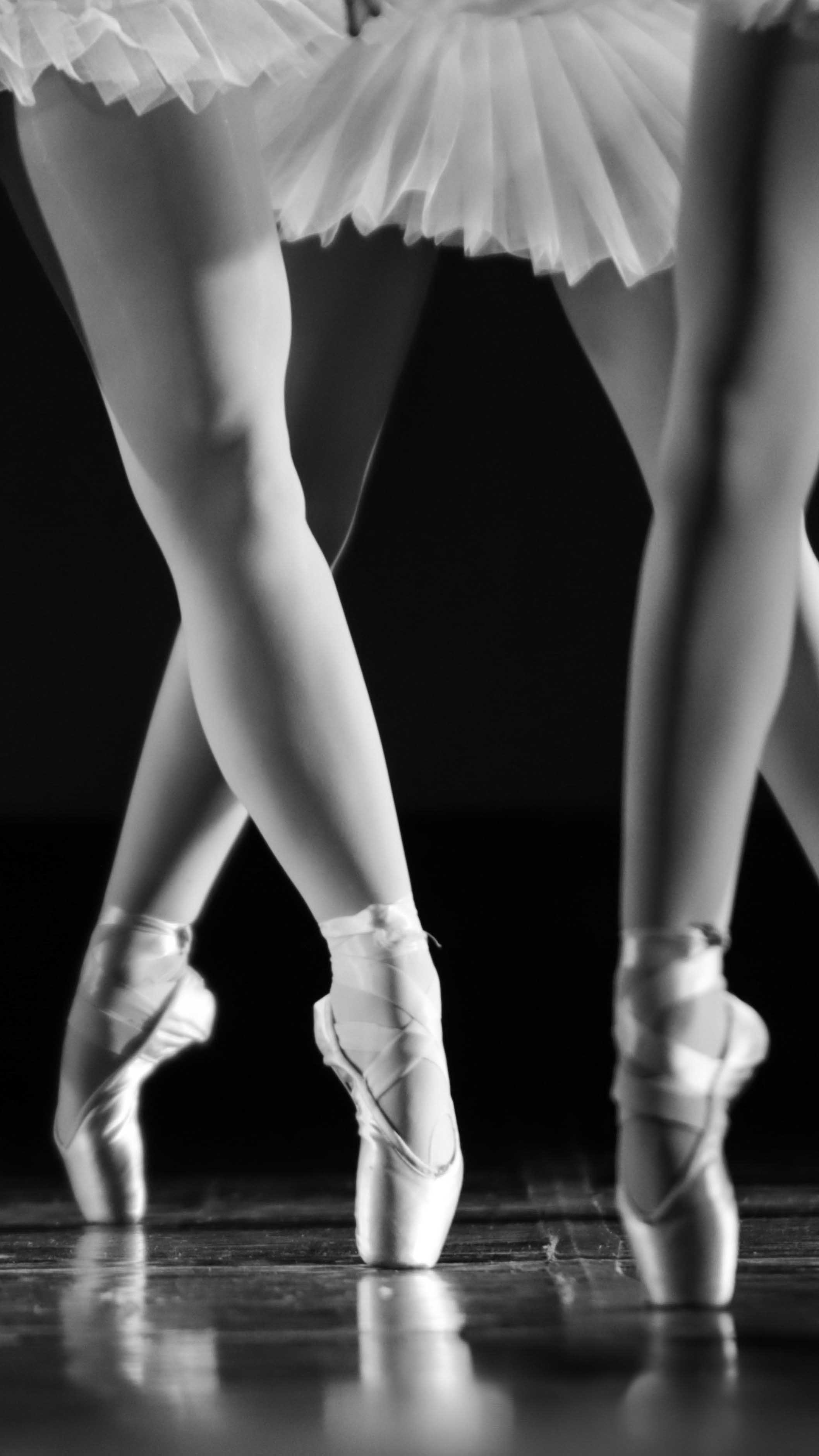 Dancers in second position en pointe on stage