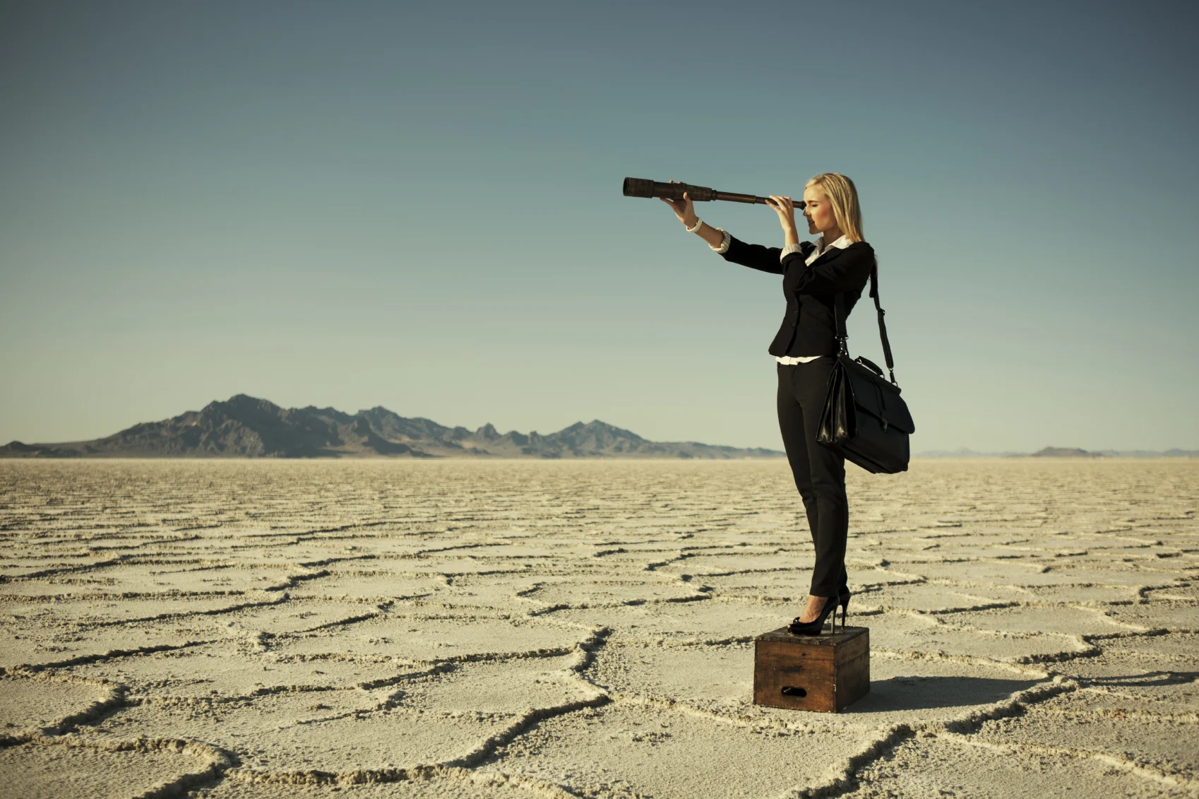 woman-with-telescope Veci.jpg