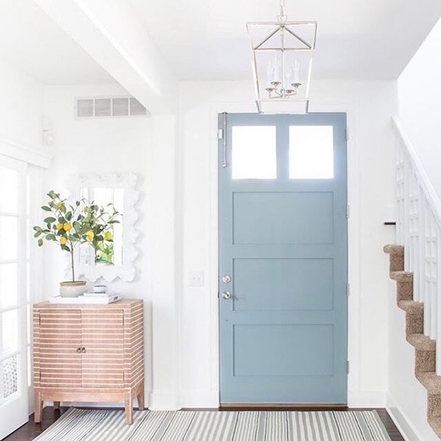 This gorgeous entryway by @liveonvirginiastreet is giving me all the ideas for our new home. I think the door color is a must. What&rsquo;s your favorite part of this #entryway? //
\\
//
#interior #design #kellyfridlinedesign #interiors #interiordesi