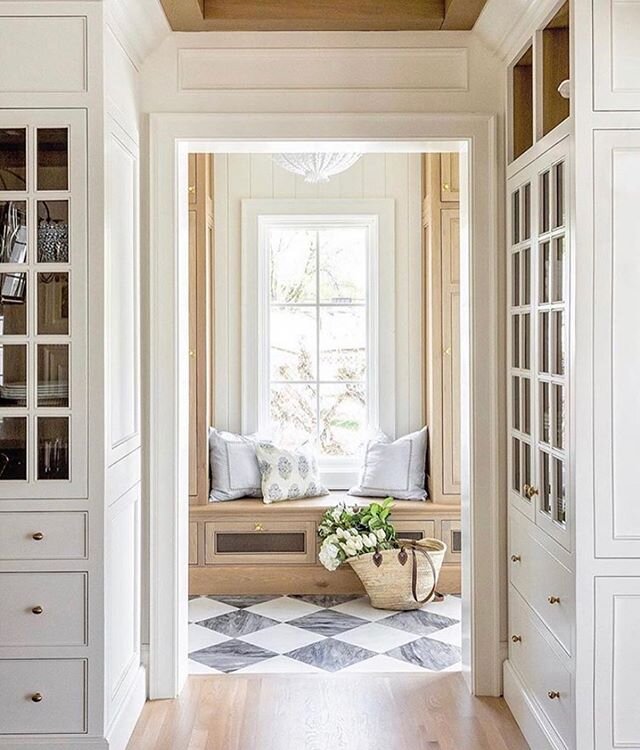 Mudroom goals, right?! Even though I&rsquo;m pretty sure if this was in my house, it would get dirty in less than 10 minutes 😆 A mom can dream! //
//
Designer: @the_fox_group_
Photographer: @lindsay_salazar_photography
\\
\\
#kellyfridlinedesign #in