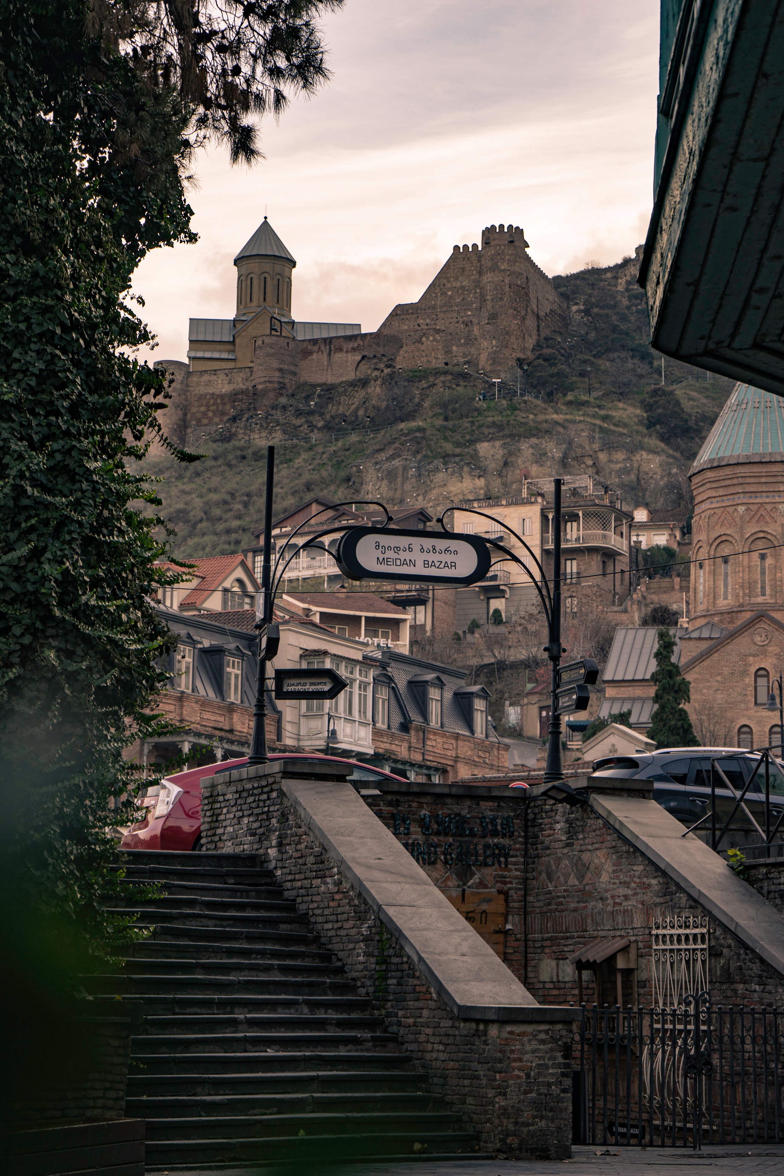 Soul&Sun_Yoga_Georgien_Yoga-Wanderreise_Tiflis Altstadt_unsplash.jpg.jpg