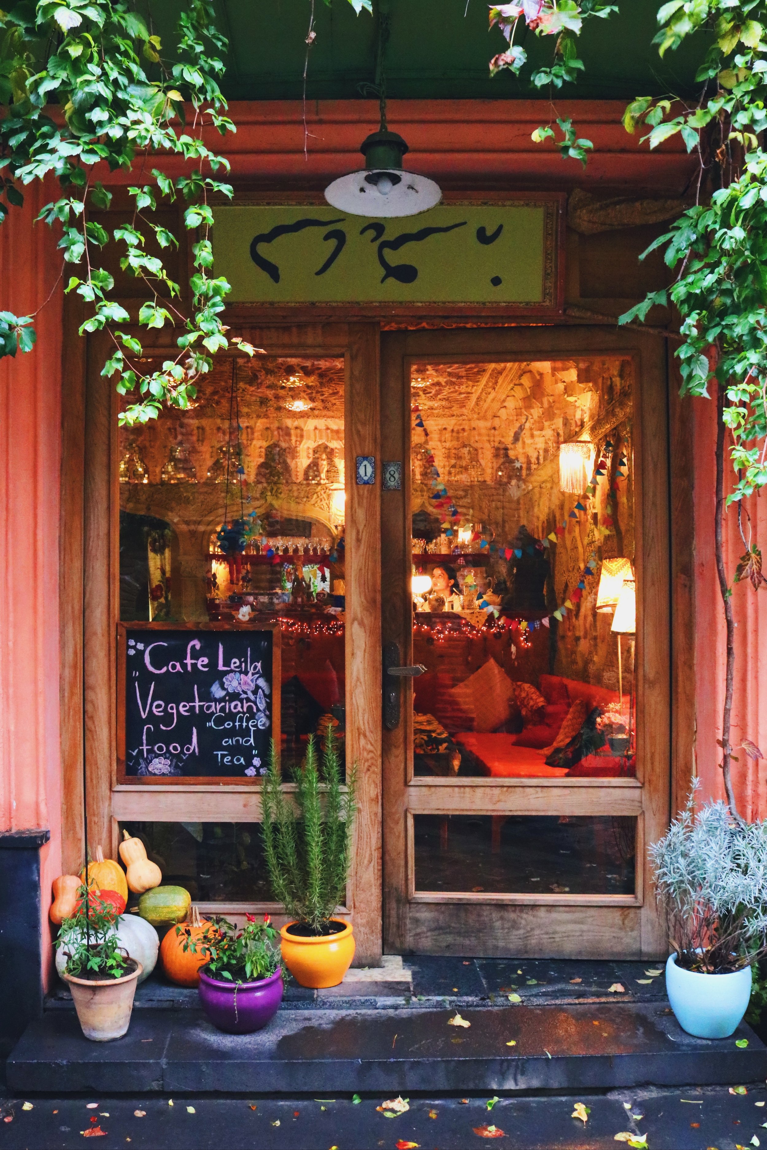 Soul&Sun_Yoga_Anke Lenz_Georgien_Yoga-Wanderreise_pexels_Kirche Tiflis_buntes Caféfenster.jpg