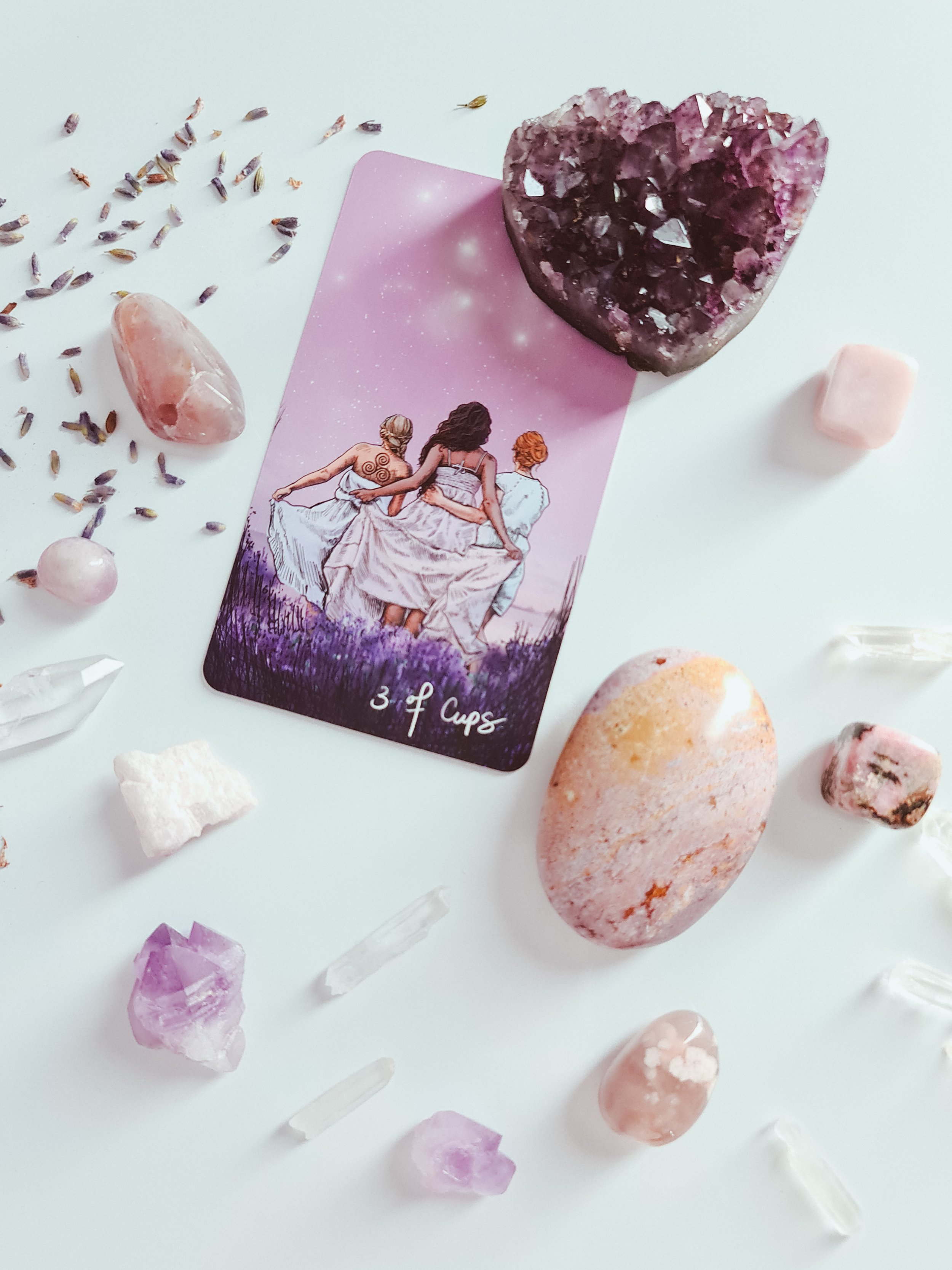 Soul&Sun_Yoga_Anke Lenz_unsplash_Women´s Circle_Tarot&Steine rosa.jpg