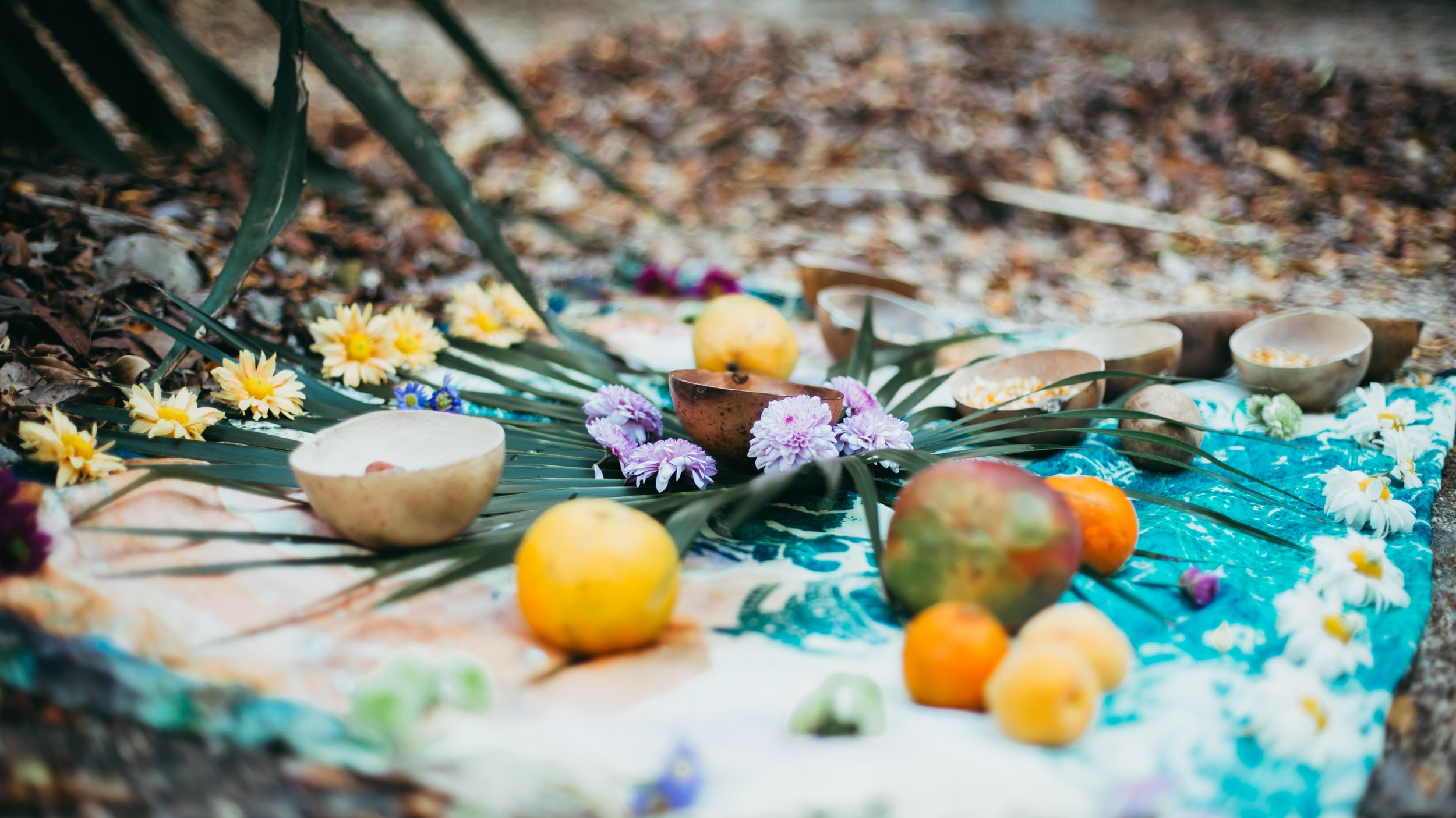 Soul&Sun_Yoga_Anke Lenz_unsplash_Women´s Circle_bunter Altar.jpg