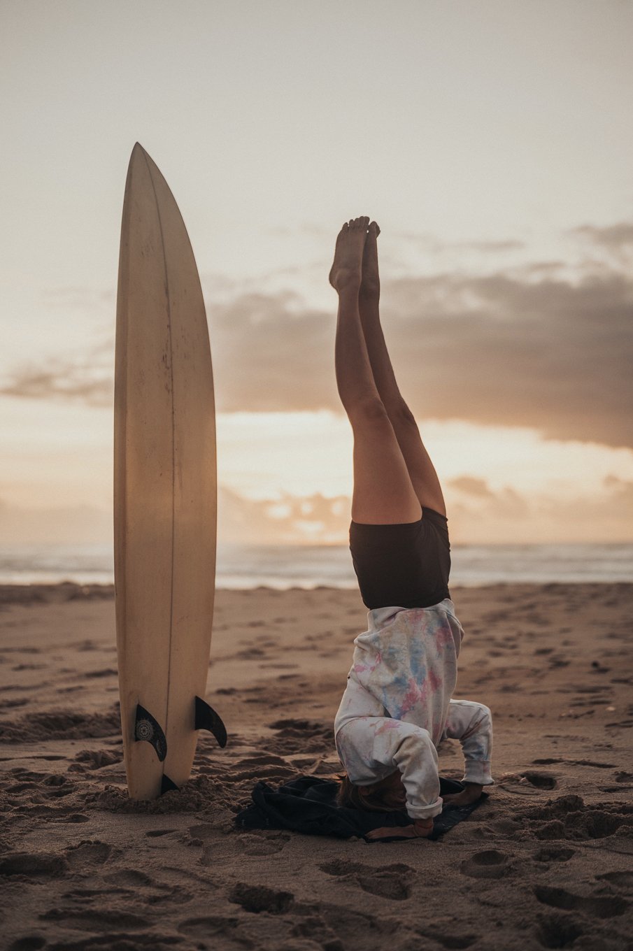 Soul_&_Sun_Yoga_Anke Lenz_Kanaren_Fuerteventura Retreat_Kopfstand_Surboard.jpg