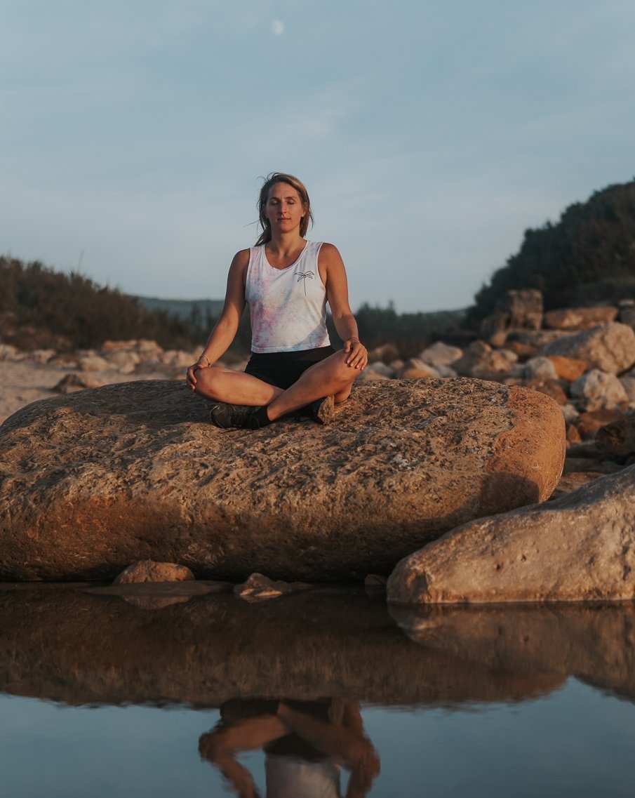 Soul_%26_Sun_Yoga_Anke+Lenz_Kanaren_Fuerteventura+Retreat_Anke_Mediationssitz+Stein.jpg