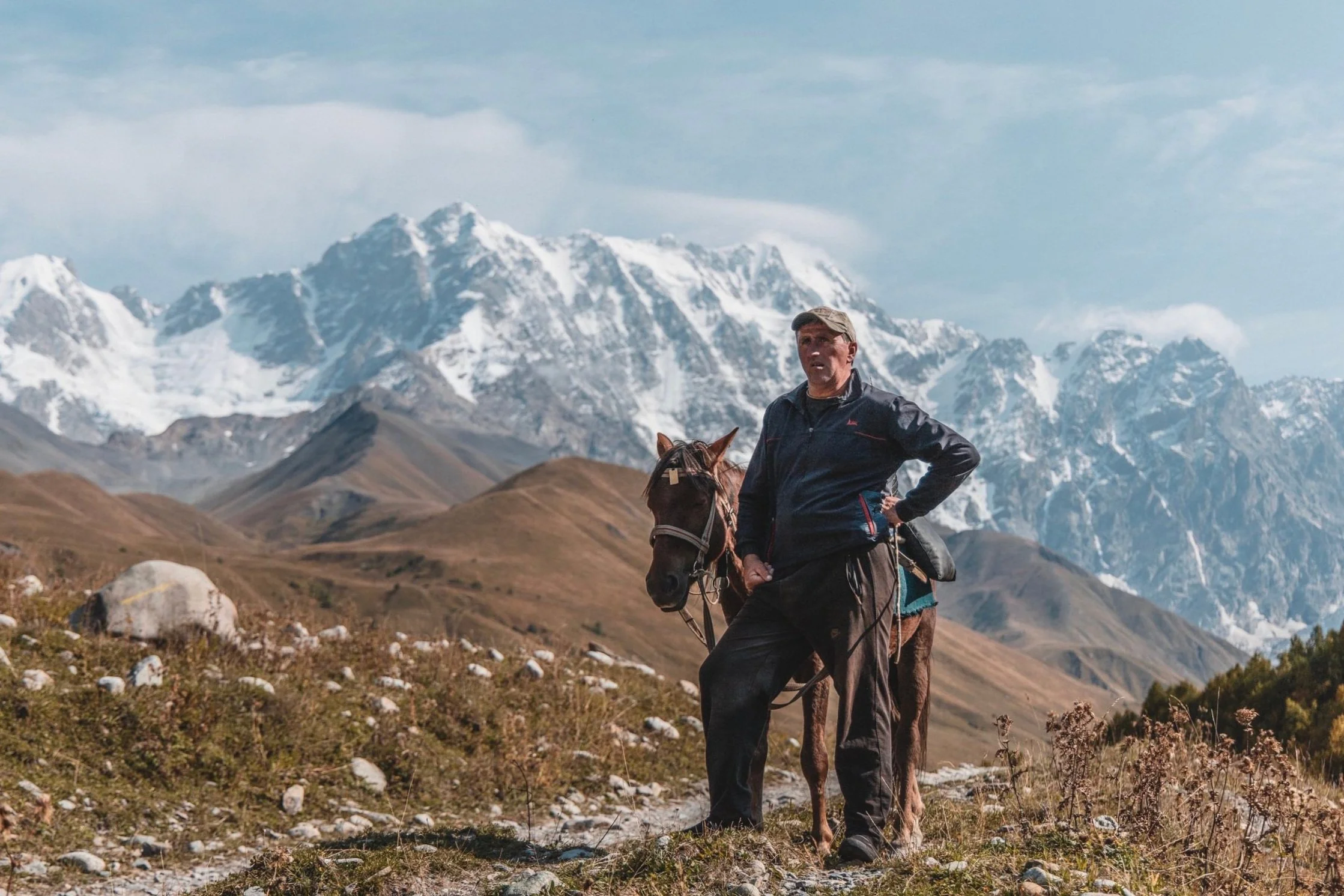 Soul_&_Sun_Yoga_Erlebnisreise Georgien_Mann&Pferd_bearb..jpg