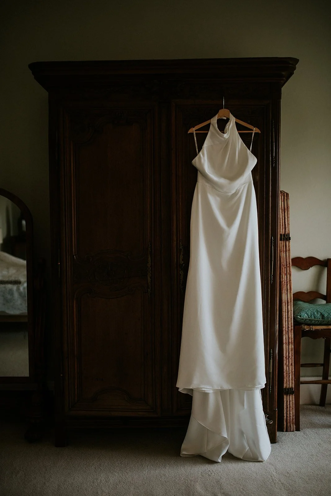Classic wedding dress with no sleeves