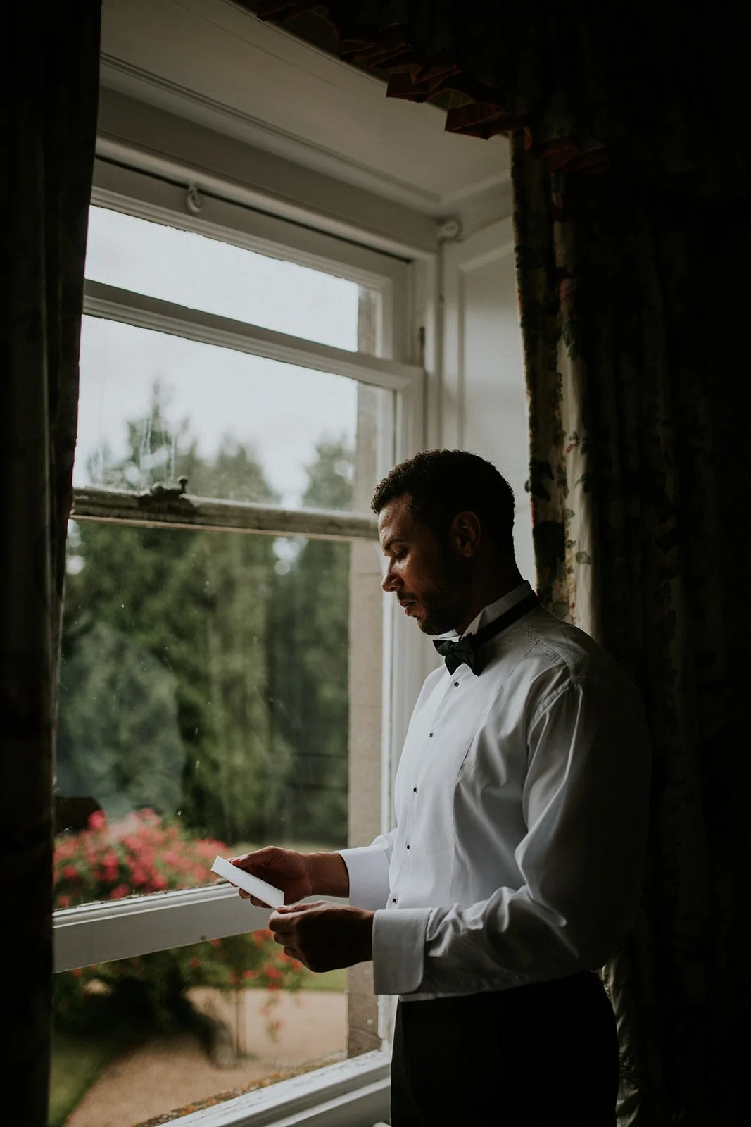 Groom to-be reading personal card from Bride on the wedding morning