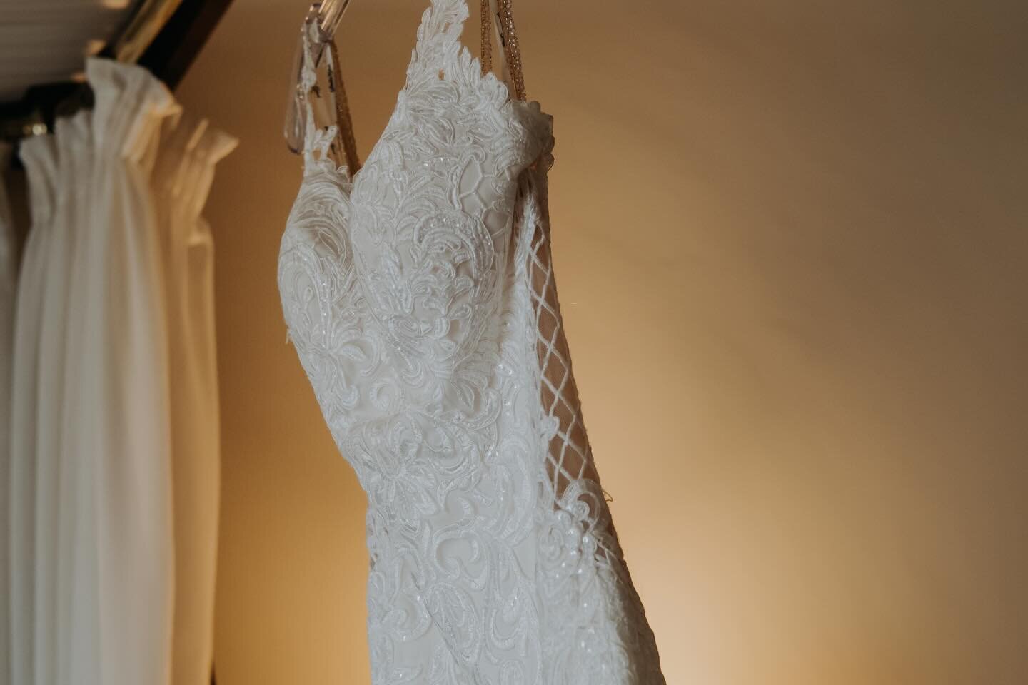 The final bit of prep - putting on the shoes and that beautiful dress 💞 

#bridalpreparation 
#bride
#bridesmaids 
#brideandsister 
#falconhoteluppingham 
#gettingmarried
#bridetobe
#documentaryweddingphotography 
#rutlandweddingphotographer 
#rutla