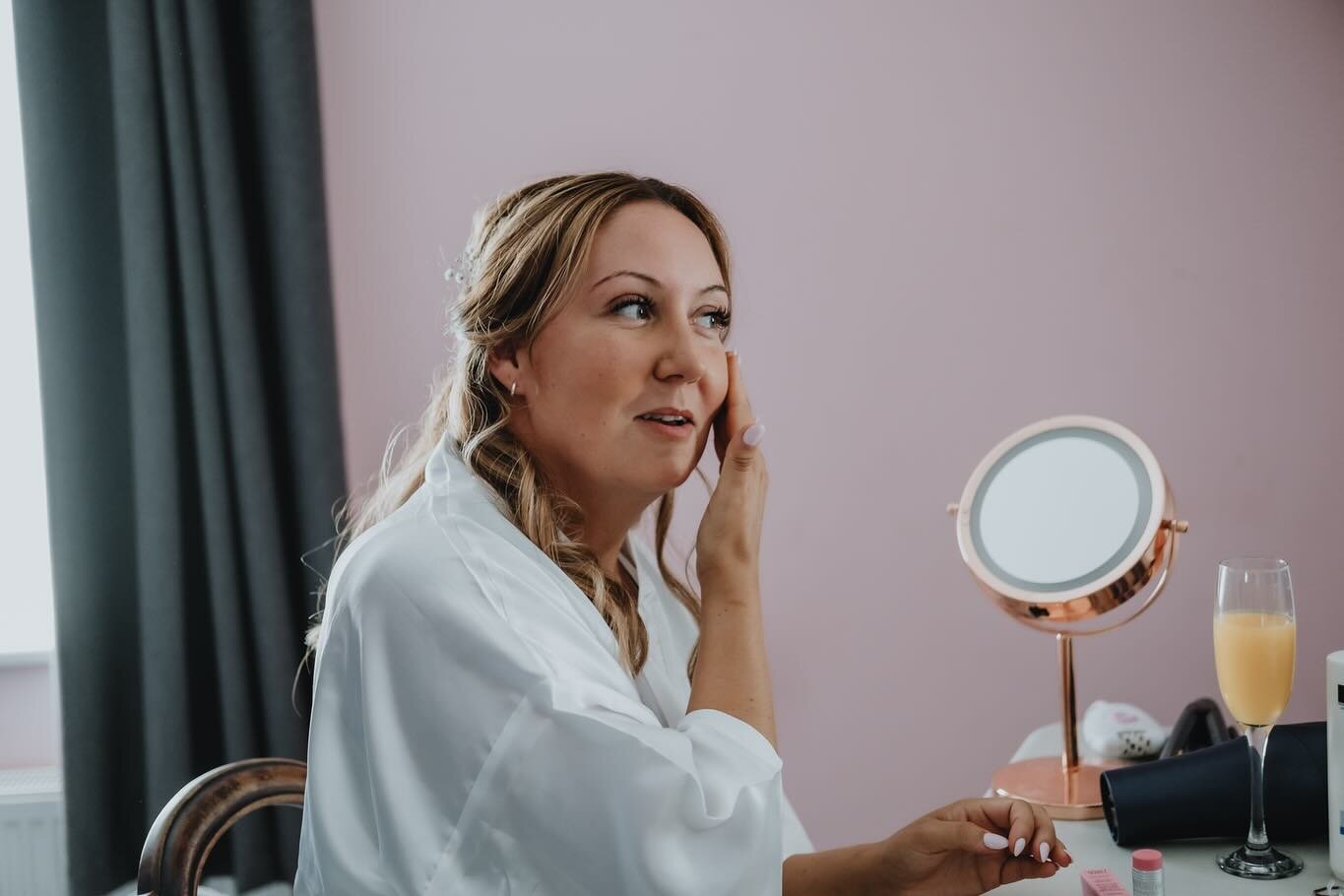 Prep bit in 10 💞. Such a fun wedding to be a part of! 

#bridalprep
#unposedcollective 
#weddingday 
#weddingphotographer 
#documentaryweddingphotography 
#lincolnshireweddingphotographer 
#crowlandabbeyweddings 
#bride