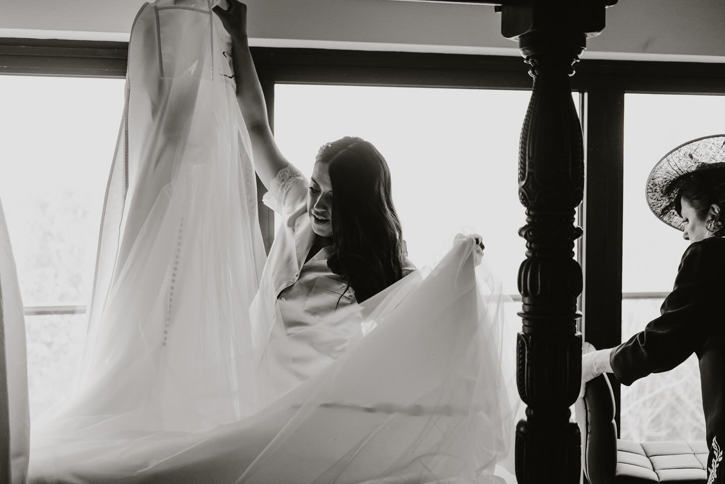 When the family get ready in one huge country lodge ❤️ means I get to photograph lots of candid moments both upstairs and down :). Just loved this December @amalfiwhite wedding. 

#melbournewedding 
#derbyshireweddingphotographer 
#amalfiwhitemelbour