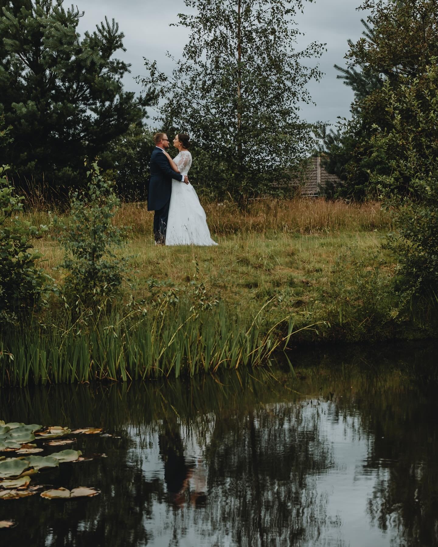 The next wedding to feature on my wedding blog is L &amp; R❤️. What a truly fab day we had @laurenparker__x @thechasegolfandcountryclub_ 

#weddingday
#happycouple
#husbandandwife
#relaxedcouplesphotos