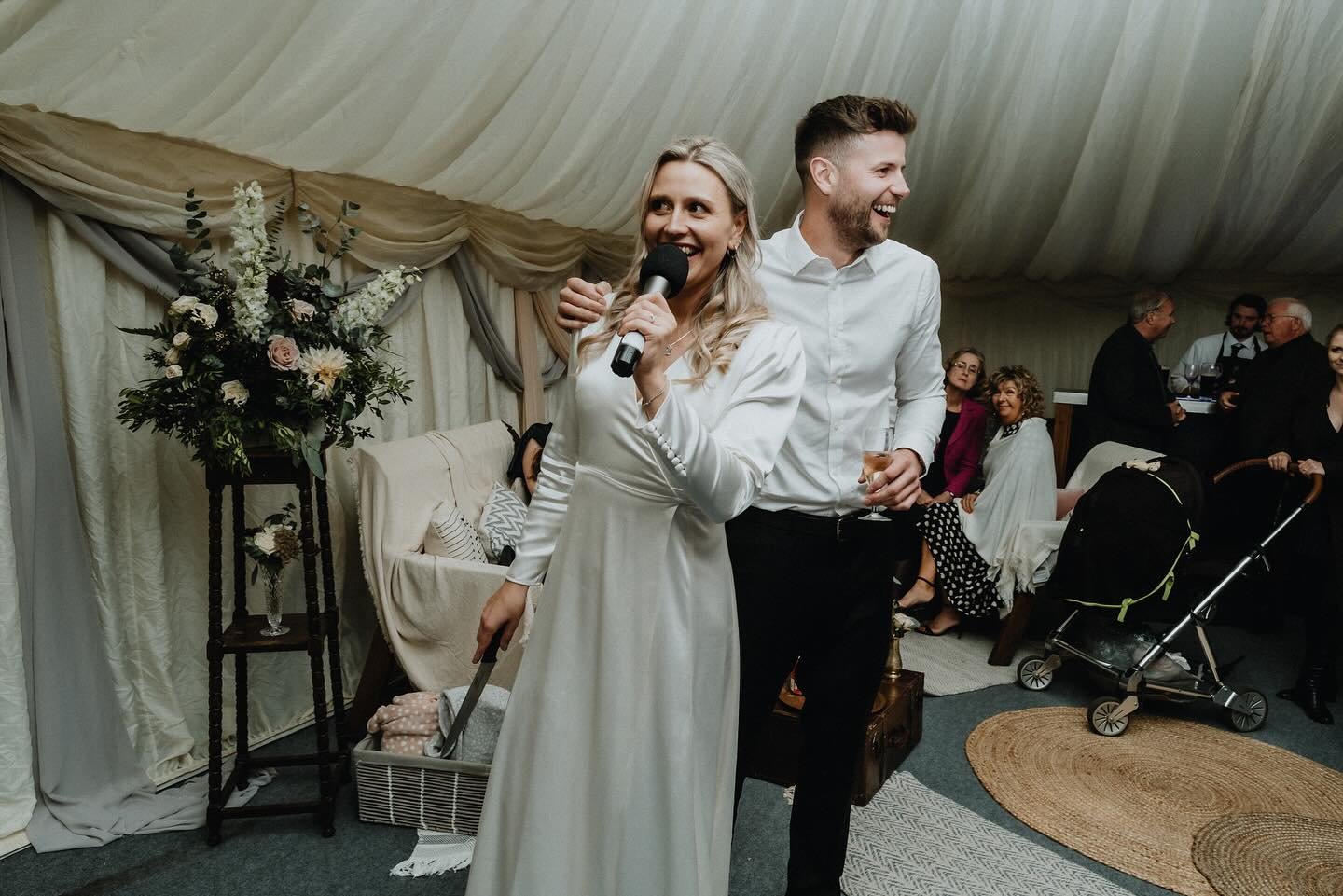 When it&rsquo;s time to cut the cake but you&rsquo;re missing a vital ingredient 😂

#bride
#groom
#cuttingthecake
#documentaryweddingphotographer 
#weddingtraditions