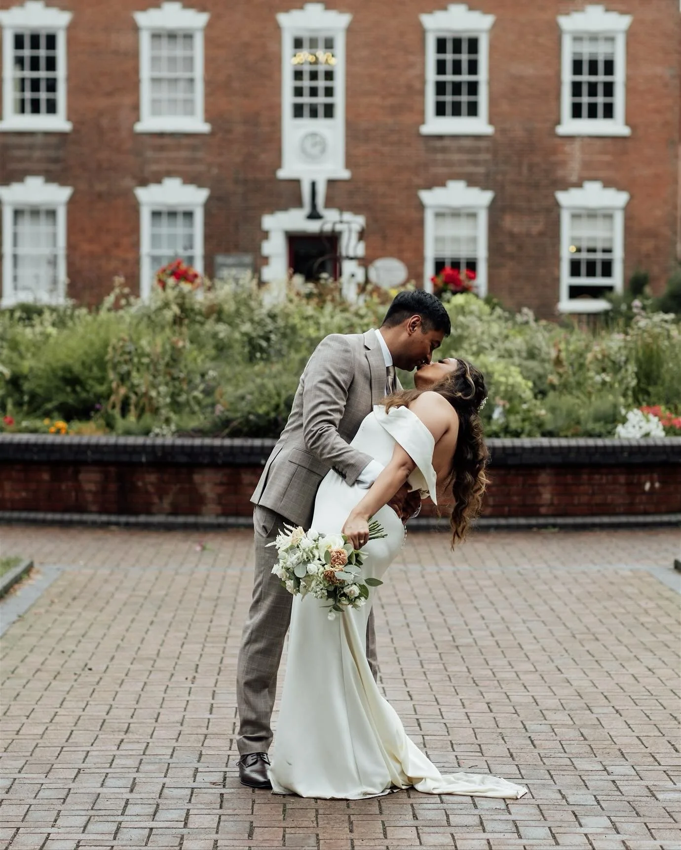 ✨ Let&rsquo;s talk city elopements &amp; micro weddings ✨

Not every wedding has to be a grand affair with hundreds of guests &ndash; sometimes the most magical moments are shared with just a handful of your favourite people (or even just the two of 