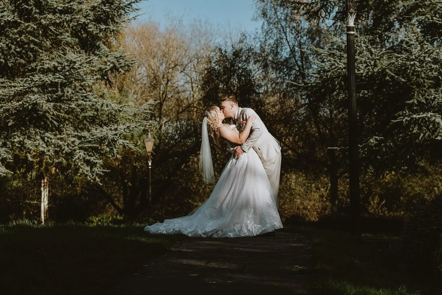 ✨ A little kiss was all I asked for&hellip; and then this happened.  On a warm October afternoon, he dipped her without hesitation &mdash; completely unprompted, completely them. Moments like this are what I love most about wedding photography &mdash