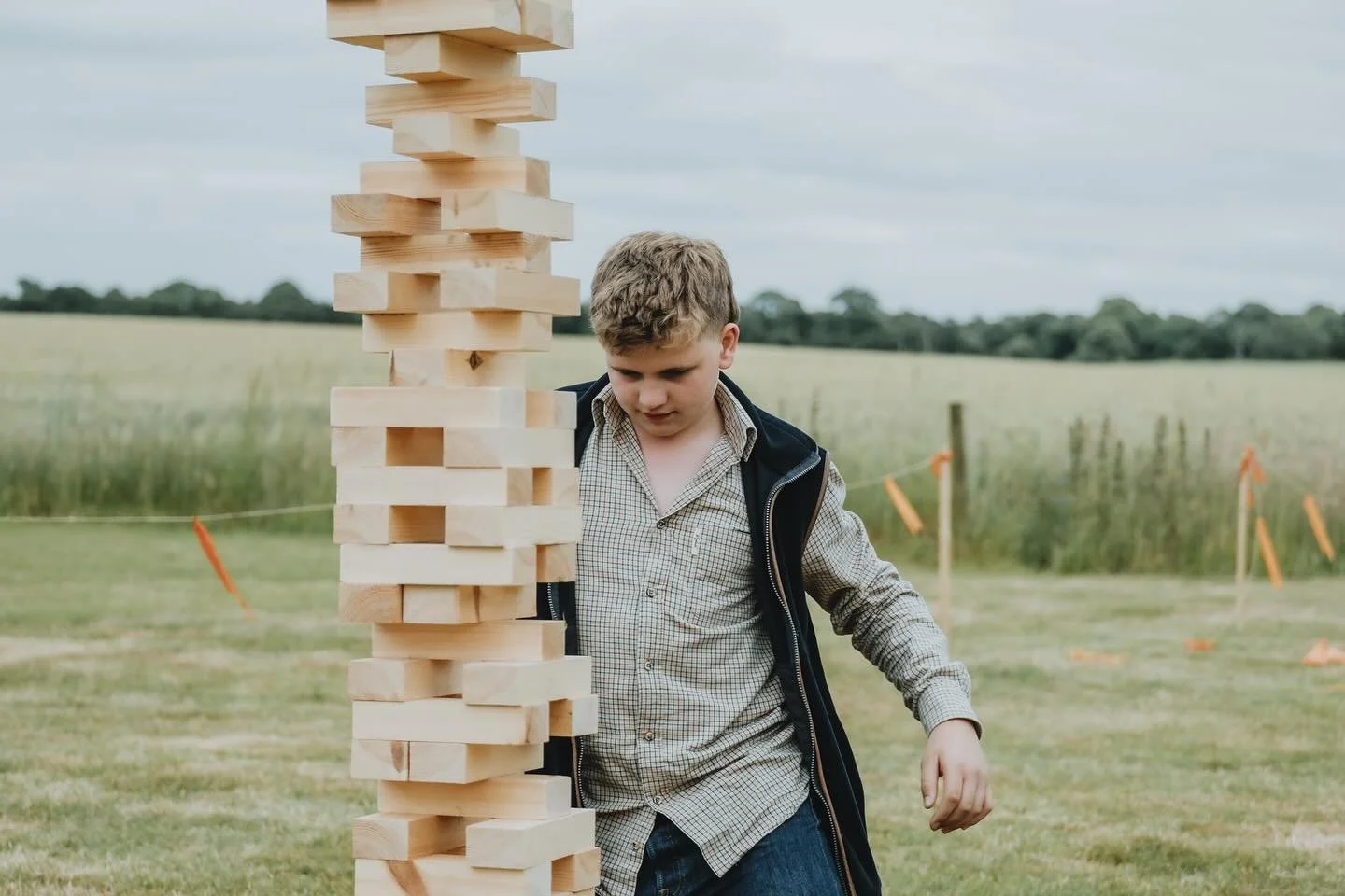 The biggest jenga tower I&rsquo;ve ever seen 😀 and some jenga fails 

#jengabuilding 
#documentaryweddingphotographer 
#farmerwedding 
#nottinghamshirewedding 
#thoresbyestate
#marqueeweddingvenue 
#youngfarmersdoitbest 
#countrysidewedding 
#candid