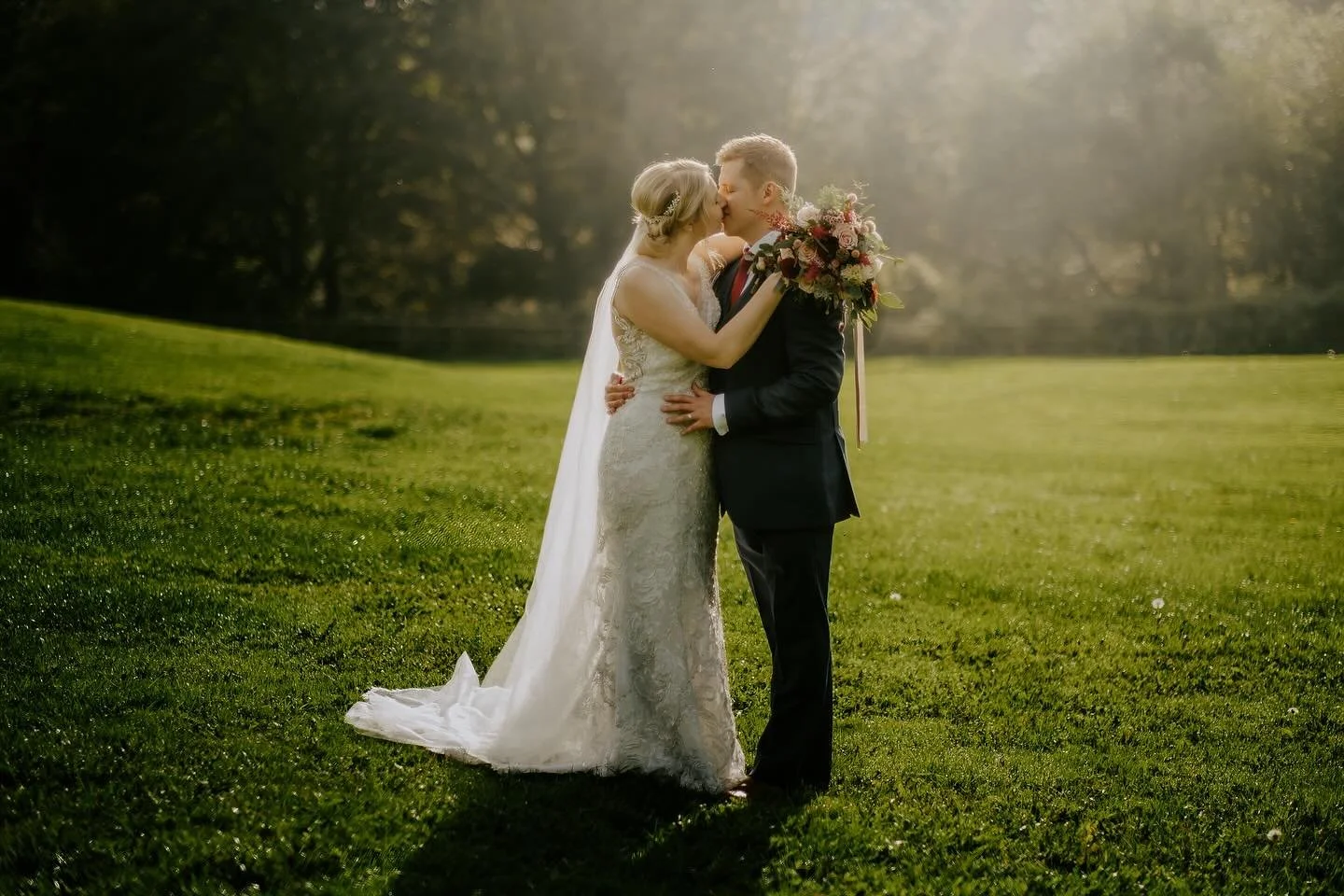 That gorgeous autumn light 🍁🍂. 

Autumn has to be one of my favourite seasons because it&rsquo;s colour comes alive, I don&rsquo;t get eaten alive by pesky midges or horseflies 😂😂😂 and I can fetch out my cosy jumpers and boots.  It&rsquo;s the p