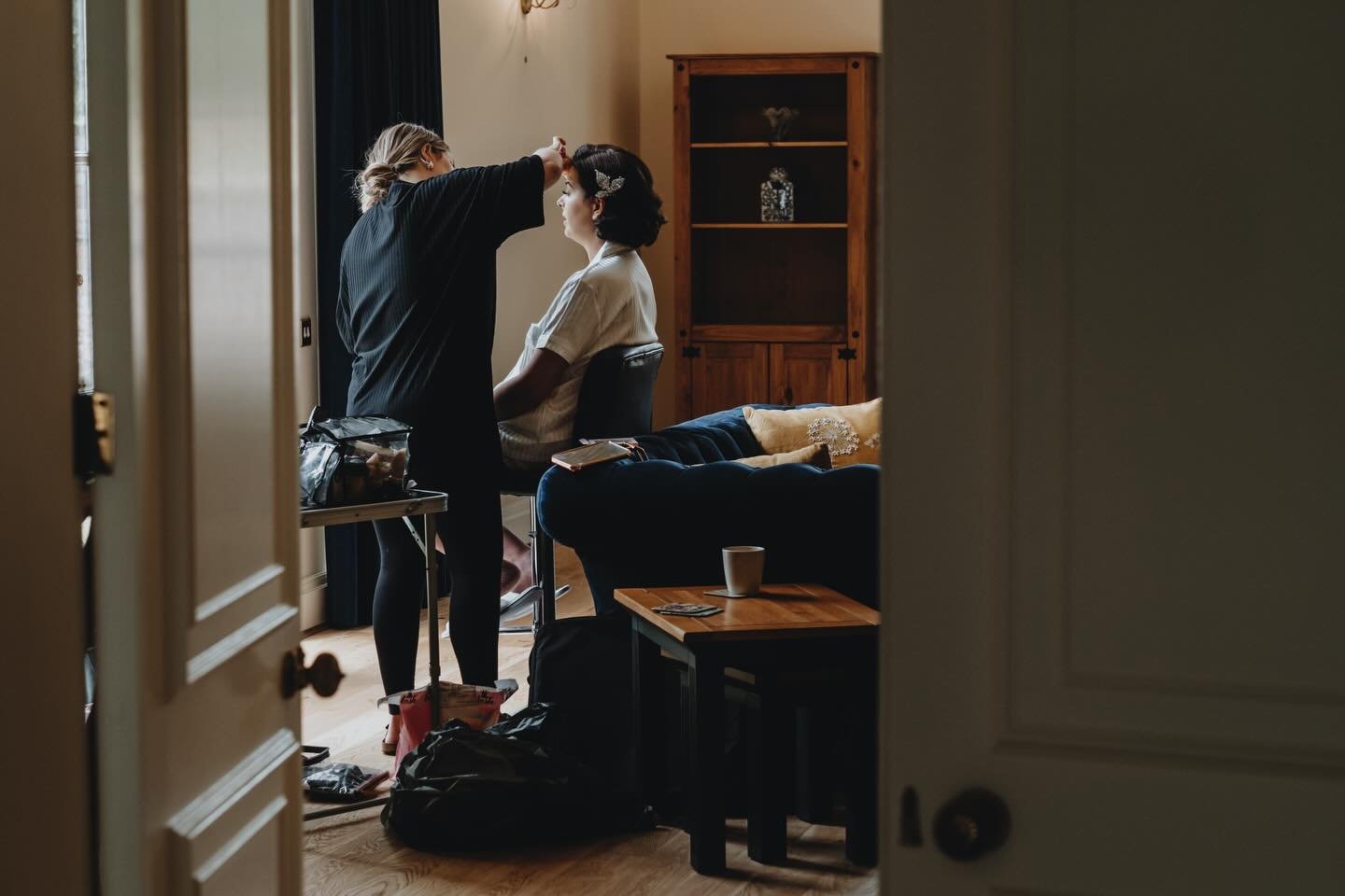 Bridal prep doesn&rsquo;t have to be chaotic.  Molly showed me how beautiful a calm, intentional morning can be. 💛

She created her own little bubble, shutting the doors so only her mum and two daughters were allowed in. By closing out the noise of 