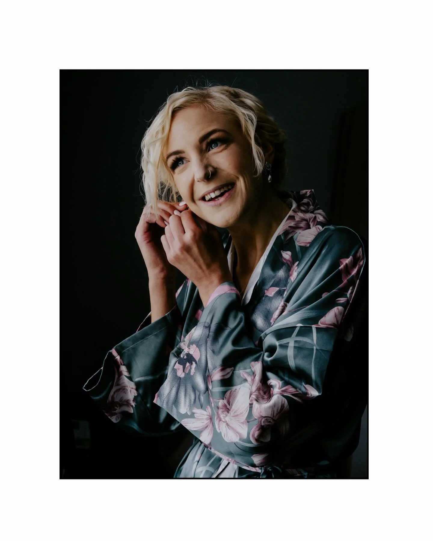 The final moments before everything begins&hellip;
Nothing staged. Nothing forced.  Just the quiet anticipation, the last deep breath and the small, meaningful moments unfolding naturally.

This is what documentary wedding photography is all about, c