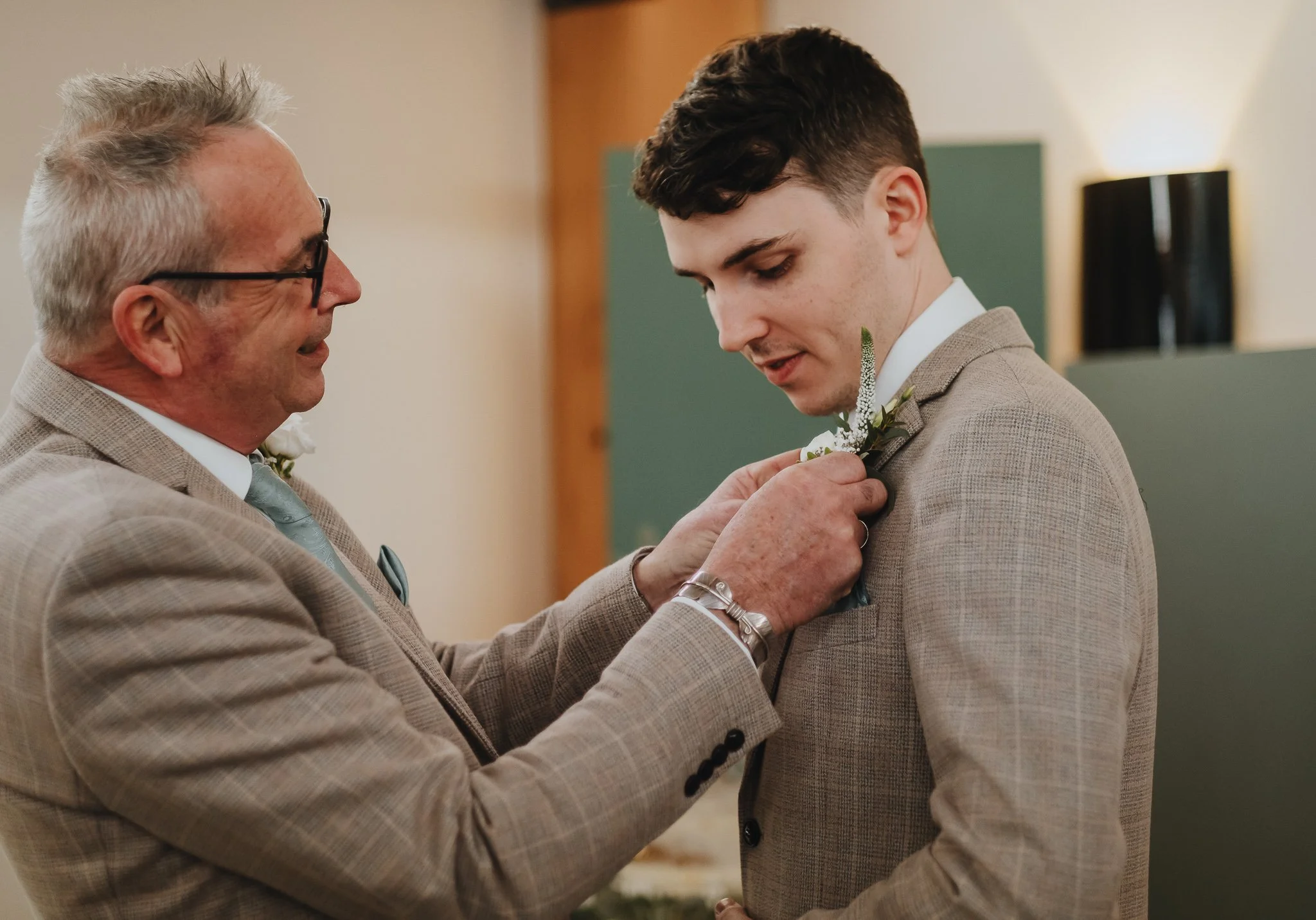 Hanbury-Barns-Wedding-photographer-Staffordshire-13.jpg
