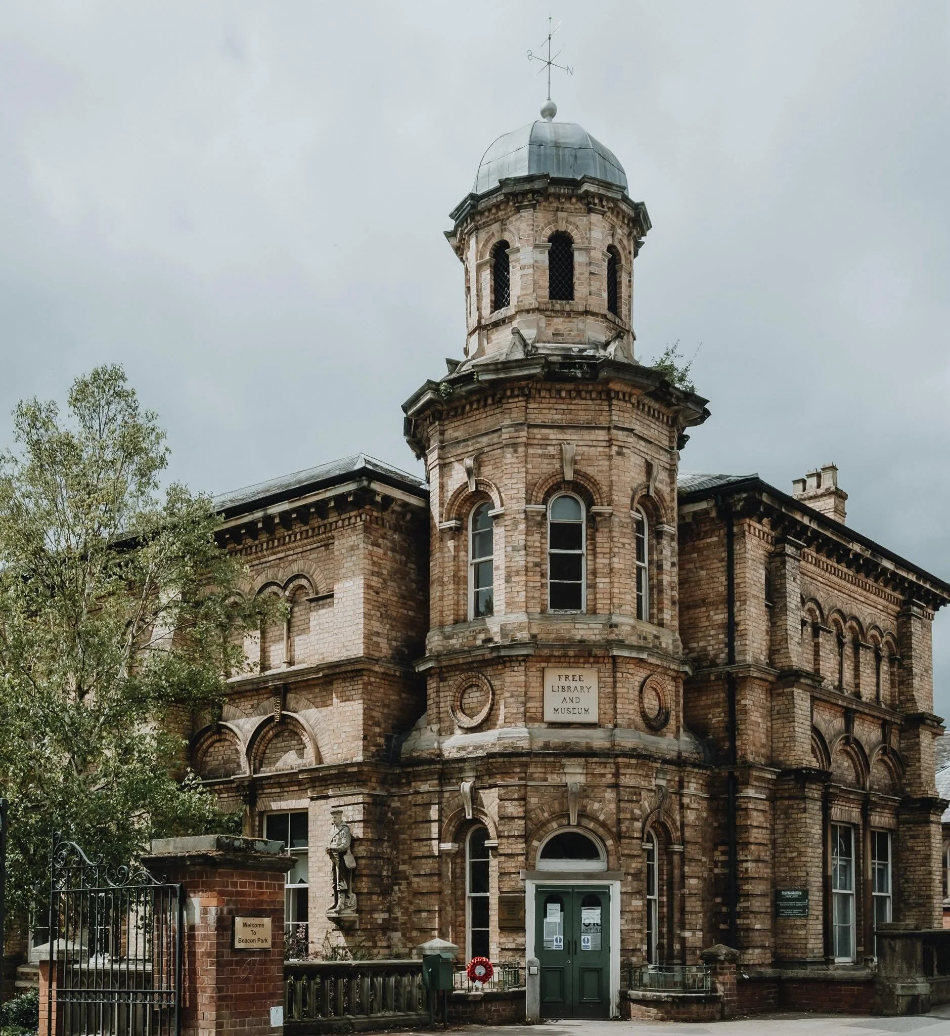Some stories are worth the wait ❤️

Last week I had the pleasure of photographing a beautiful wedding at the Registry Office in Lichfield.

This lovely couple first knew each other at primary school before life took them in different directions. Year
