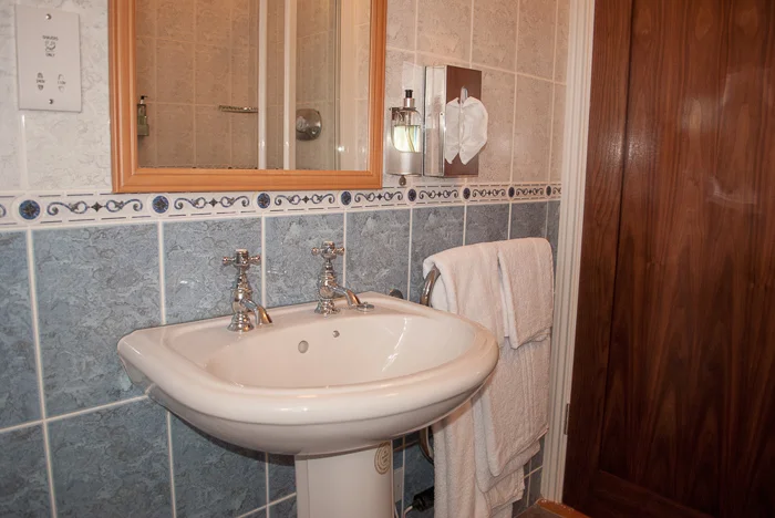 arlington_suites_bathroom.jpg