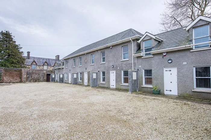 arlington_suites_courtyard_quaint.jpg