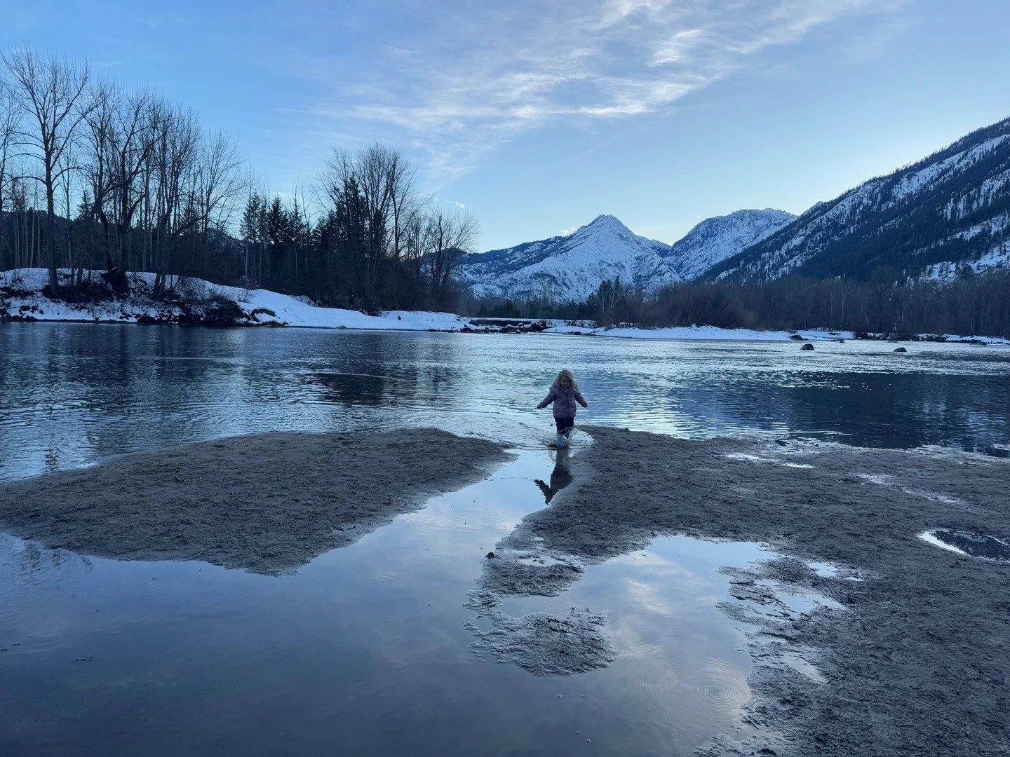 📍Leavenworth, Washington
Kids: *Sees Water*
Kids: *Must go in water*
Anyone else's kids the same?
They were dressed in waterproof boots, pants and a coat to play in the snow - fortunately it also works for splashing around  in a freezing cold river.